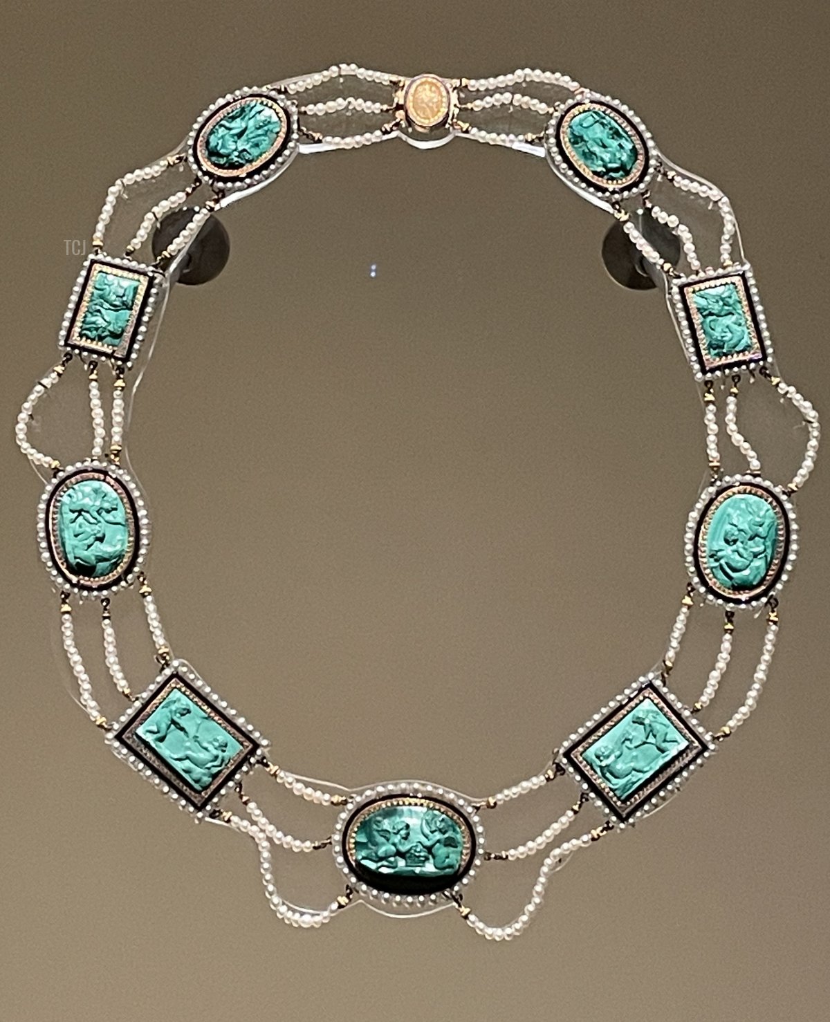 A gold, pearl, and malachite necklace is displayed at the National Museum of Qatar, 2023 (Photo generously shared by Joey; do not reproduce)