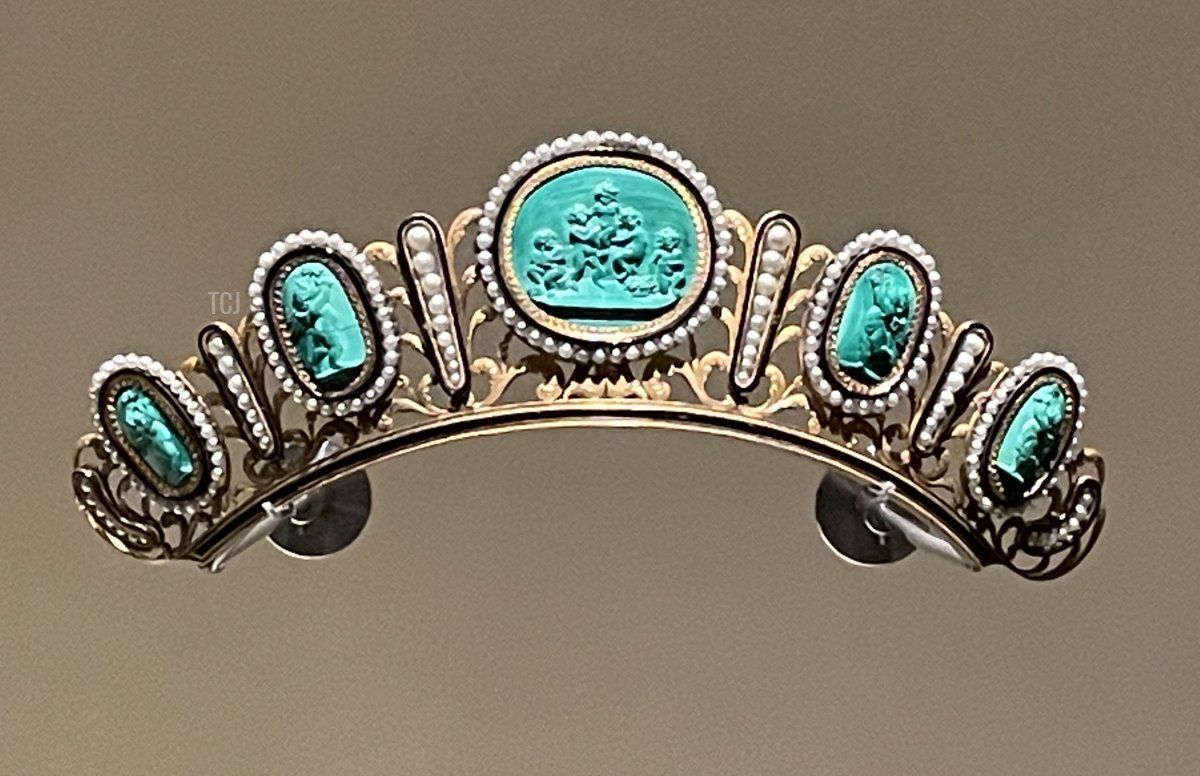 A gold, pearl, and malachite tiara is displayed at the National Museum of Qatar, 2023 (Photo generously shared by Joey; do not reproduce)
