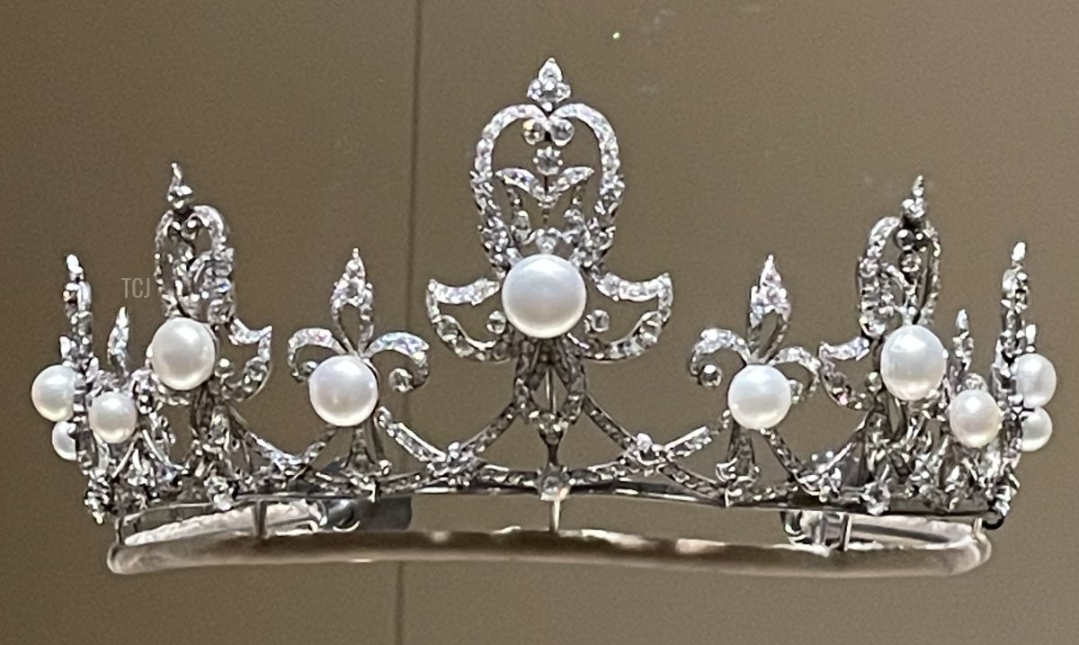 A diamond and pearl tiara is displayed at the National Museum of Qatar, 2023 (Photo generously shared by Joey; do not reproduce)