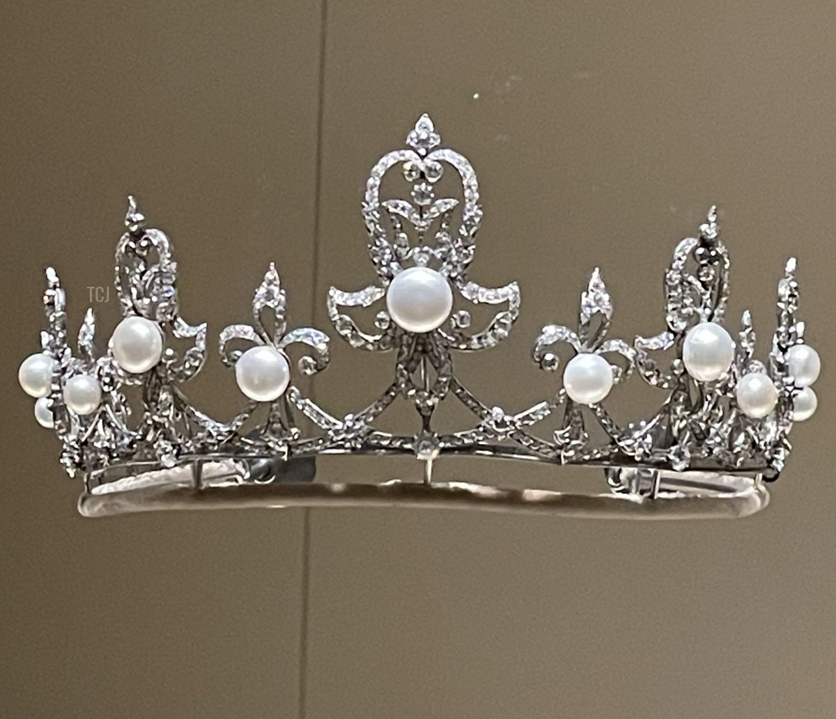 A diamond and pearl tiara is displayed at the National Museum of Qatar, 2023 (Photo generously shared by Joey; do not reproduce)