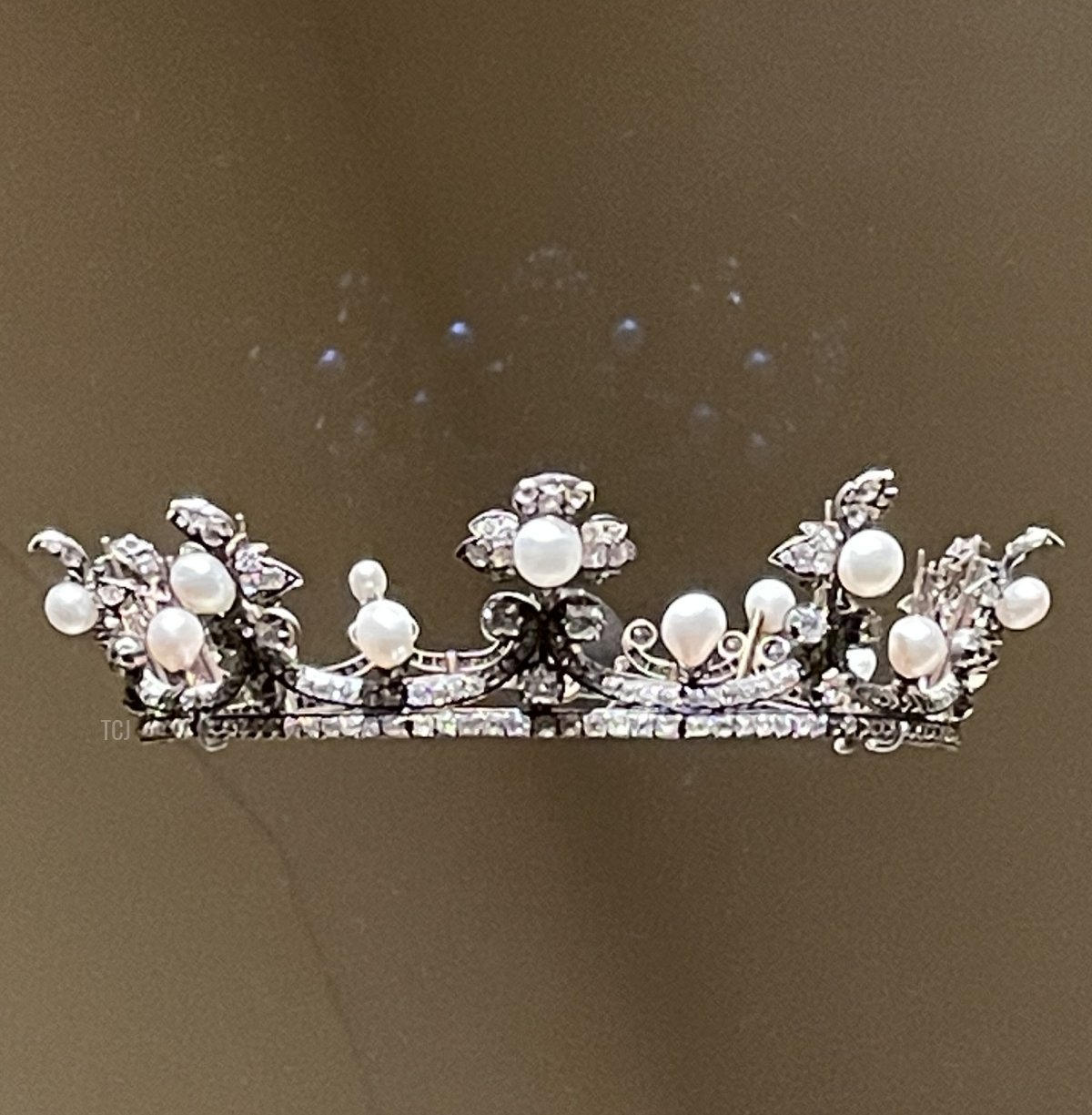 A diamond and pearl tiara is displayed at the National Museum of Qatar, 2023 (Photo generously shared by Joey; do not reproduce)