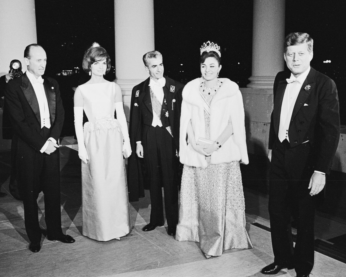 President John F. Kennedy and First Lady Jacqueline Kennedy host the Shah and Shahbanu of Iran for a state dinner at the White House in Washington, D.C., on April 11, 1962 (Warren K. Leffler/Library of Congress/Wikimedia Commons)