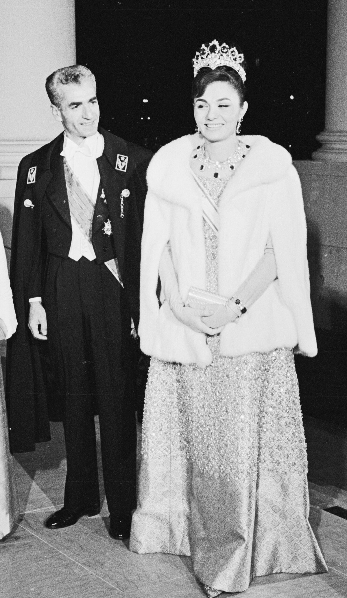 President John F. Kennedy and First Lady Jacqueline Kennedy host the Shah and Shahbanu of Iran for a state dinner at the White House in Washington, D.C., on April 11, 1962 (Warren K. Leffler/Library of Congress/Wikimedia Commons)