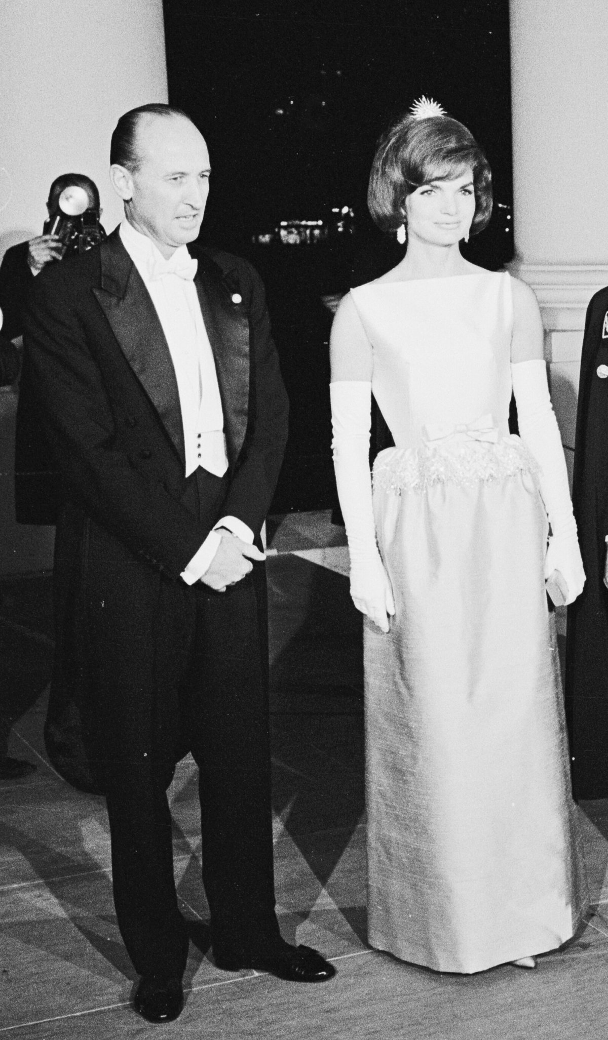 President John F. Kennedy and First Lady Jacqueline Kennedy host the Shah and Shahbanu of Iran for a state dinner at the White House in Washington, D.C., on April 11, 1962 (Warren K. Leffler/Library of Congress/Wikimedia Commons)