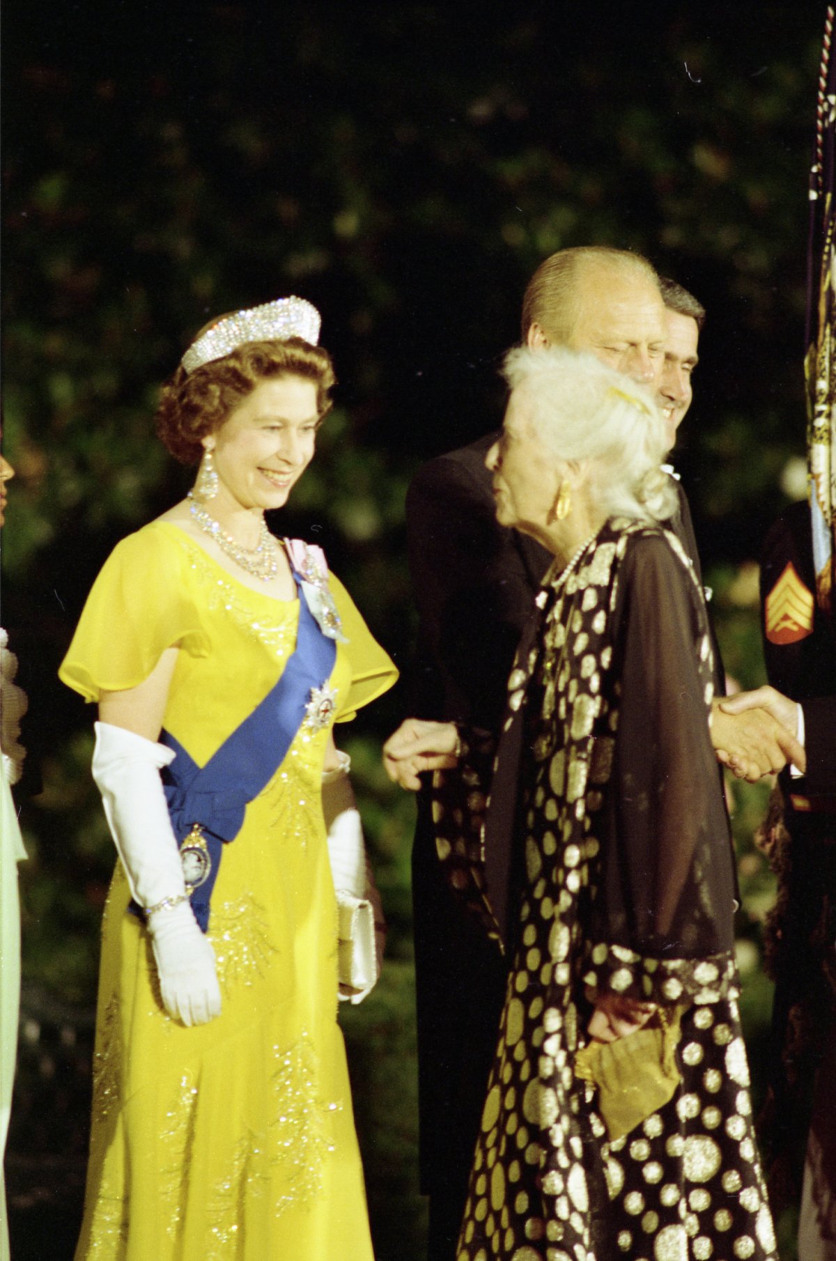 Queen Elizabeth II meets Alice Roosevelt Longworth, daughter of President Theodore Roosevelt, before a state dinner at the White House in Washington, D.C., July 7, 1976 (National Archives and Records Administration/Wikimedia Commons)