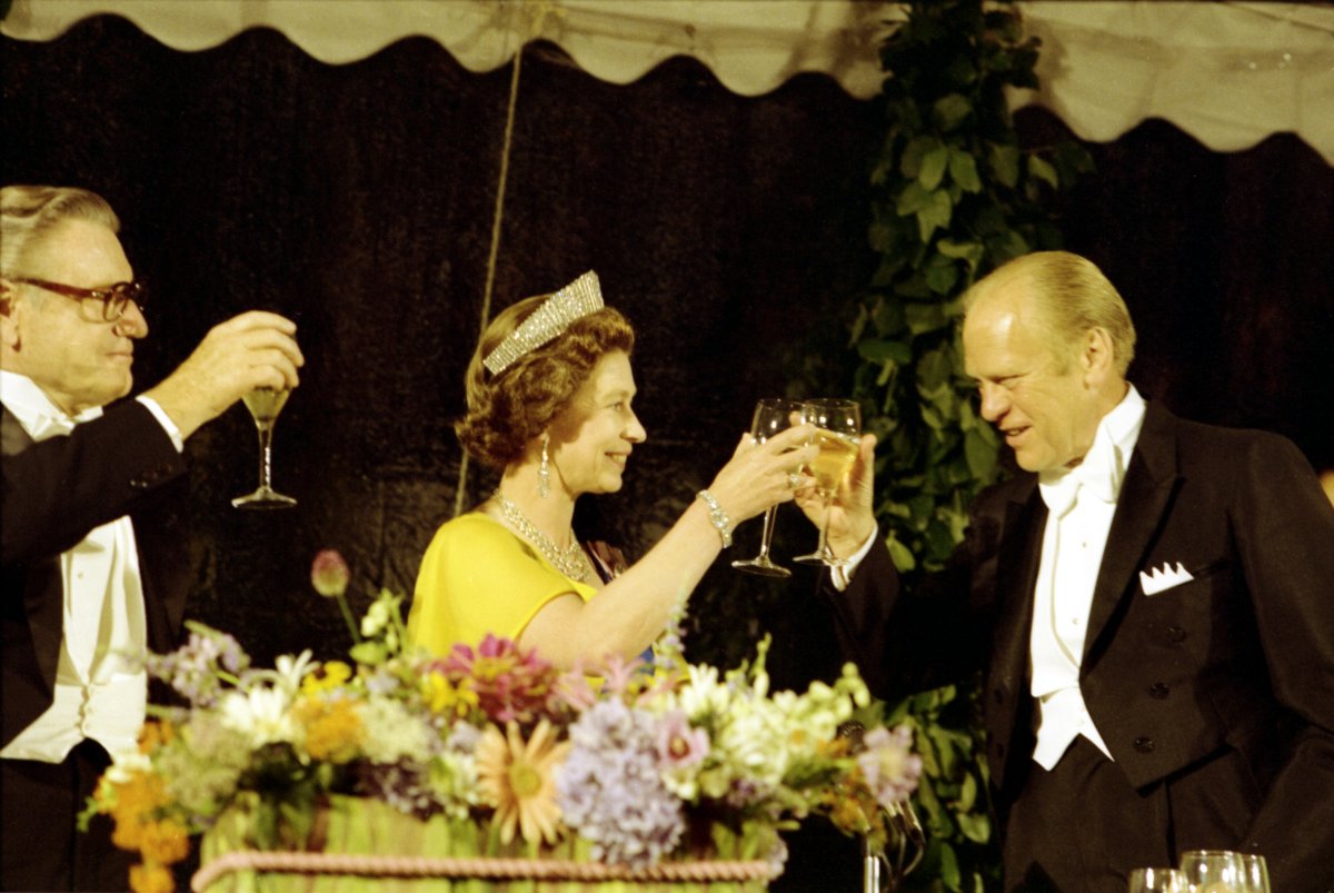 Vice President Nelson Rockefeller, Queen Elizabeth II, and President Gerald Ford toast during a state dinner at the White House in Washington, D.C., July 7, 1976 (National Archives and Records Administration/Wikimedia Commons)