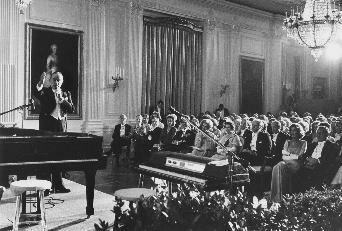 Bob Hope entertains guests after a state dinner at the White House in Washington, D.C., July 7, 1976 (National Archives and Records Administration/Wikimedia Commons)