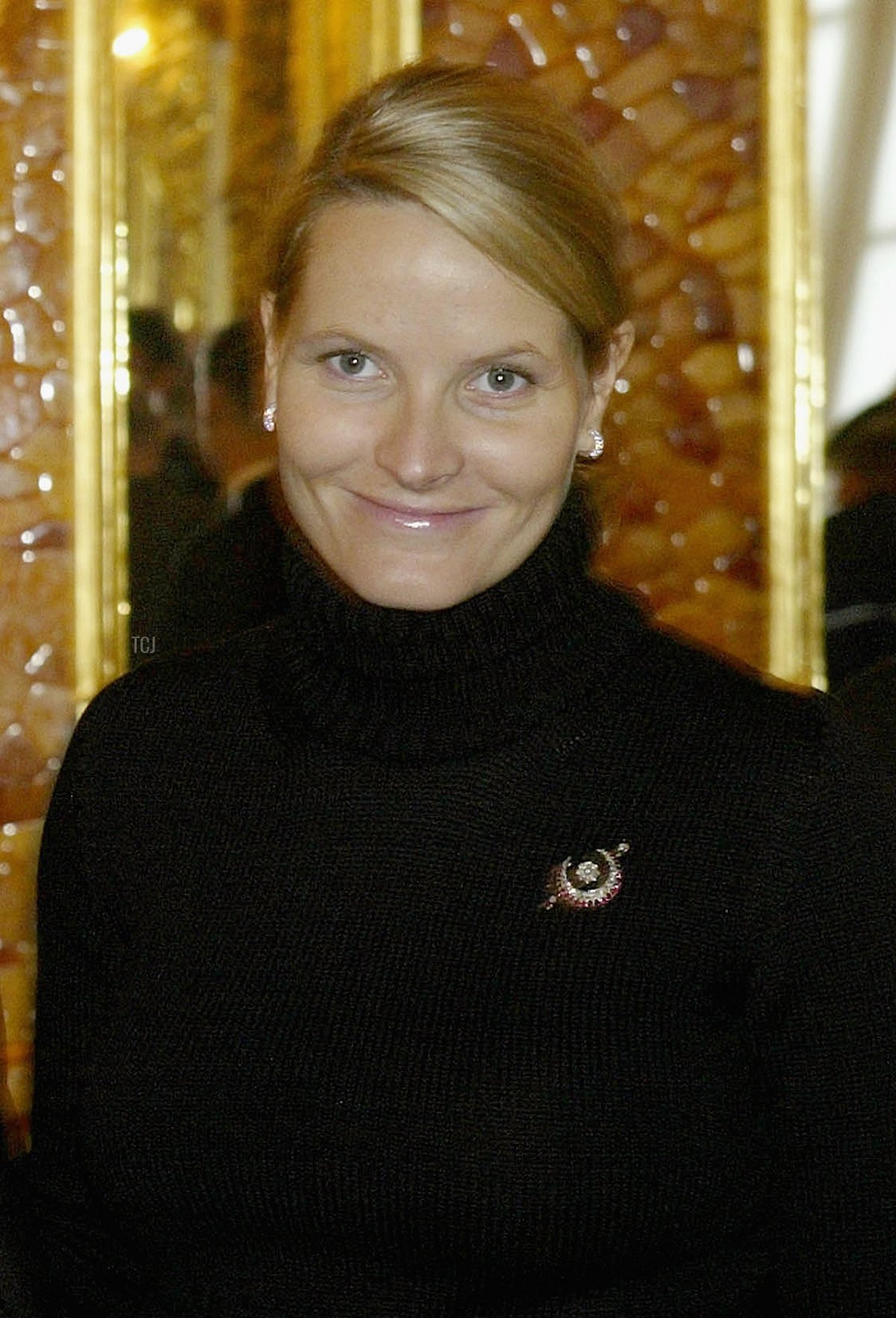 Crown Princess Mette-Marit of Norway visits the Amber Room in the Ekaterininski Palace in Pushkin village near St. Peterburg, Russia, on October 28, 2003 (Oleg Nikishin/Getty Images)