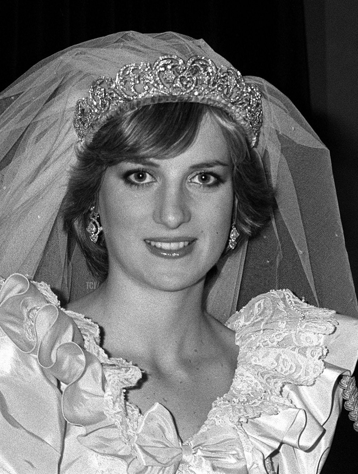 Lady Diana Spencer poses for official portraits at Buckingham Palace after her wedding to the Prince of Wales, July 29, 1981 (PA Images/Alamy)