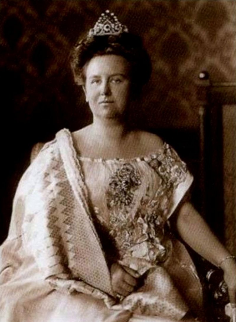 Queen Wilhelmina of the Netherlands wears the Ruby Peacock Tiara (Wikimedia Commons)
