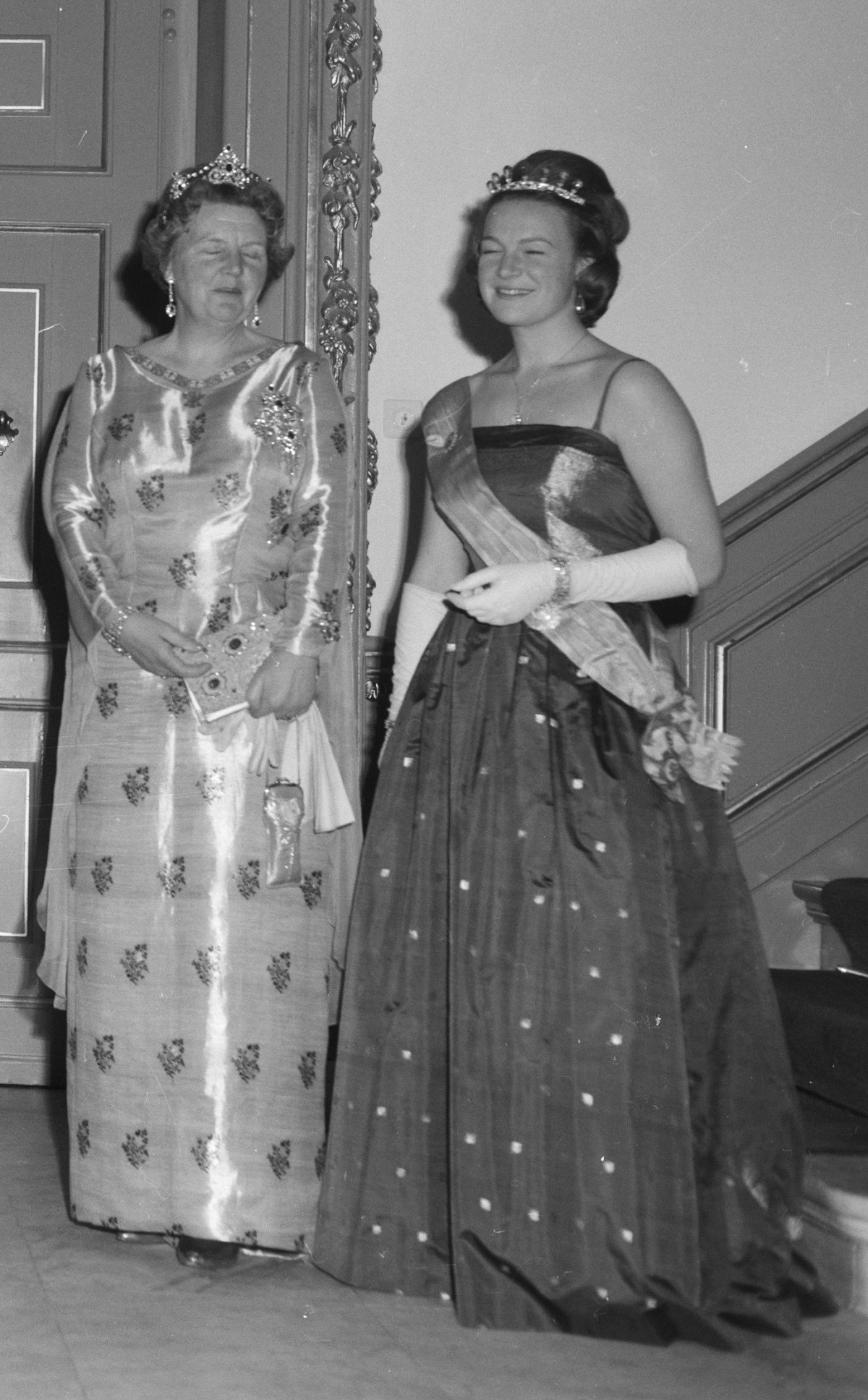 Queen Juliana and Princess Irene of the Netherlands attend a state banquet honoring the President of Mexico, April 3, 1963 (Joop van Bilsen/Anefo/Nationaal Archief/Wikimedia Commons)