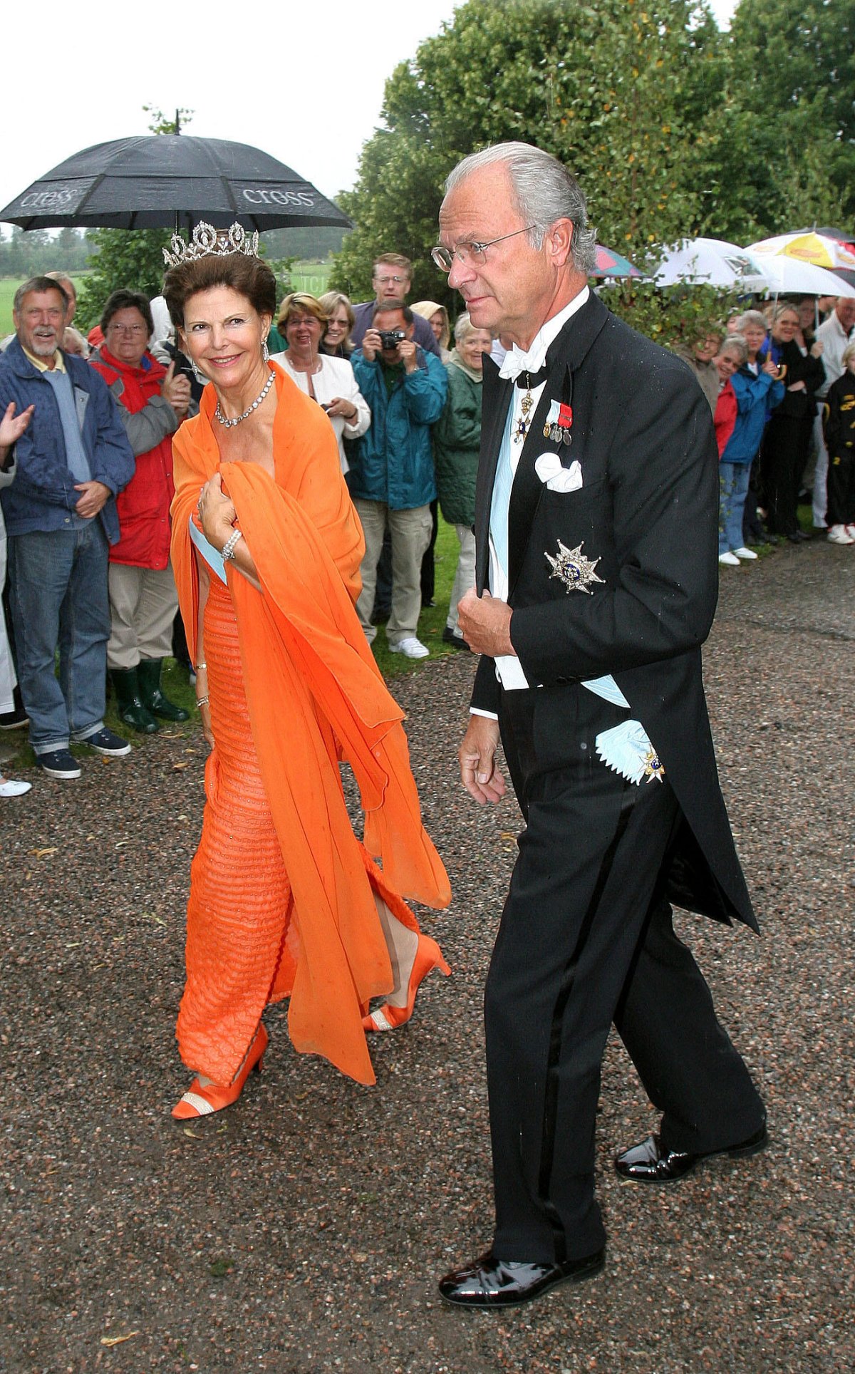 King Carl XVI Gustaf and Queen Silvia of Sweden attend the wedding of Prince Manuel of Bavaria and Princess Anna of Sayn-Wittgenstein-Berleburg in Stigtomta, Sweden, 6 August 2005 (Albert Nieboer/DPA Picture Alliance Archive/Alamy)
