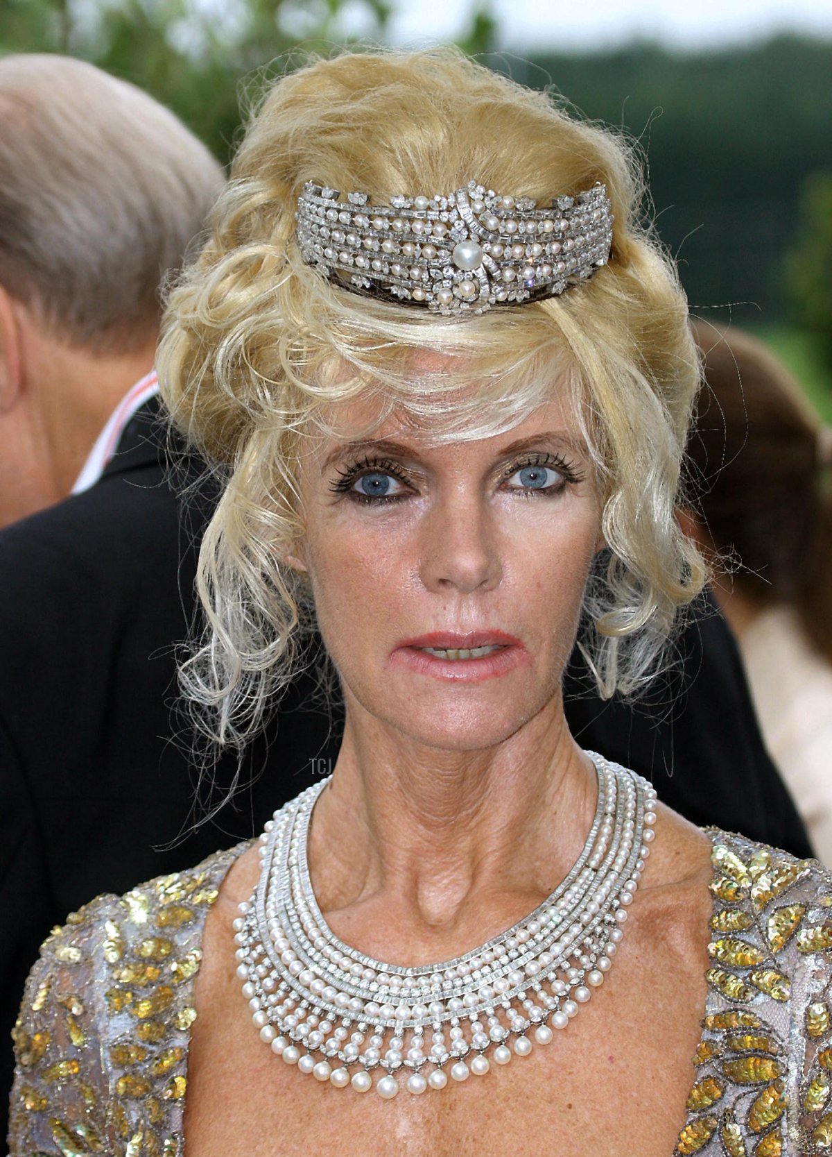 Countess Gunilla von Bismarck attends the wedding of Prince Manuel of Bavaria and Princess Anna of Sayn-Wittgenstein-Berleburg in Stigtomta, Sweden, 6 August 2005 (Albert Nieboer/DPA Picture Alliance Archive/Alamy)