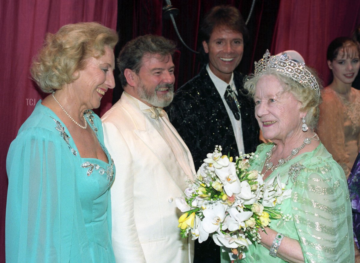 The Queen Mother meets Dame Vera Lynn, James Galway, and Cliff Richard after a 90th birthday gala in her honor at the London Palladium, July 19, 1990 (PA Images/Alamy)