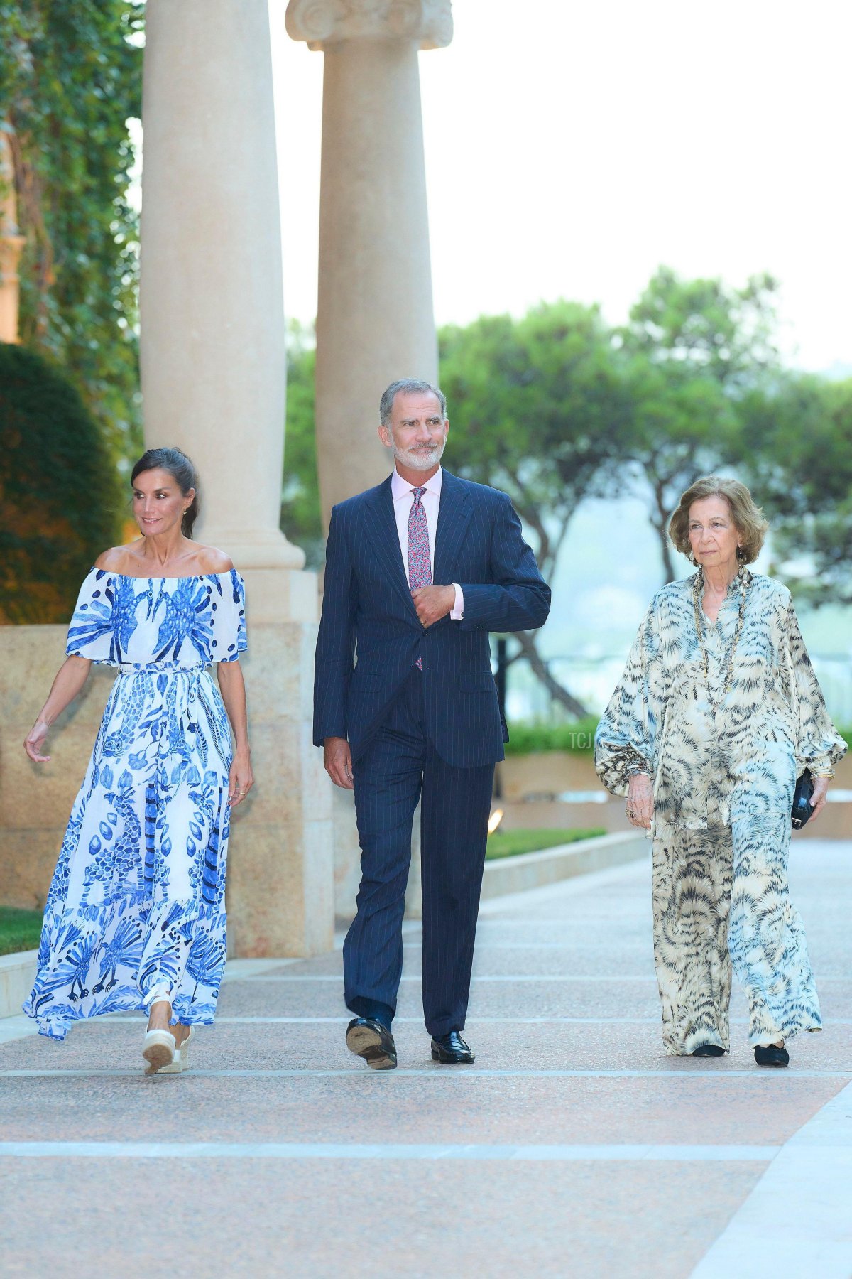 King Felipe VI, Queen Letizia, and Queen Sofia of Spain attend a dinner for local authorities at Marivent Palace in Palma de Mallorca on August 3, 2023 (agefotostock/Alamy)