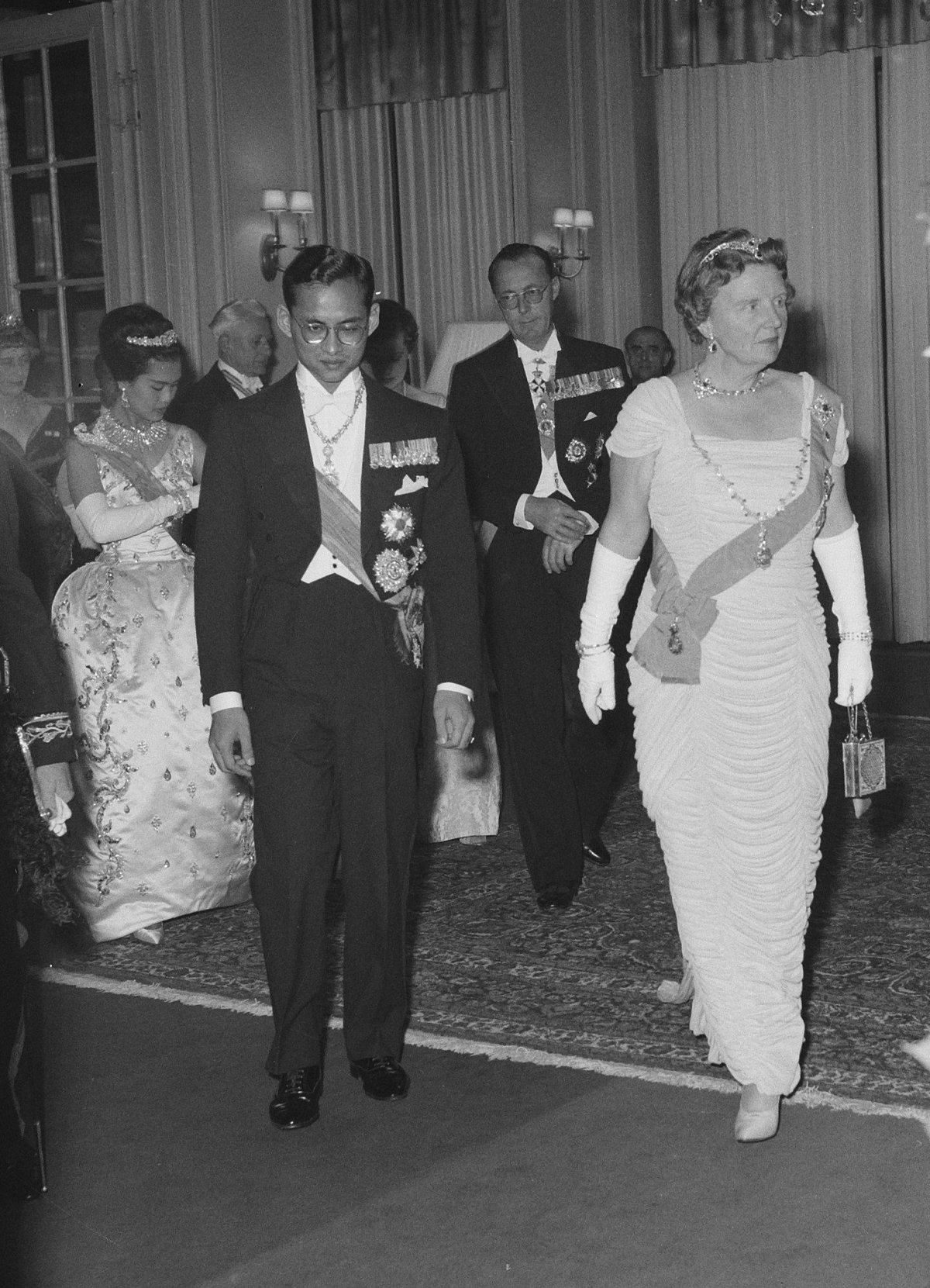 Queen Juliana and Prince Bernhard of the Netherlands host a gala concert for the visiting King and Queen of Thailand in The Hague on October 25, 1960 (Harry Pot/Anefo/Nationaal Archief/Wikimedia Commons)