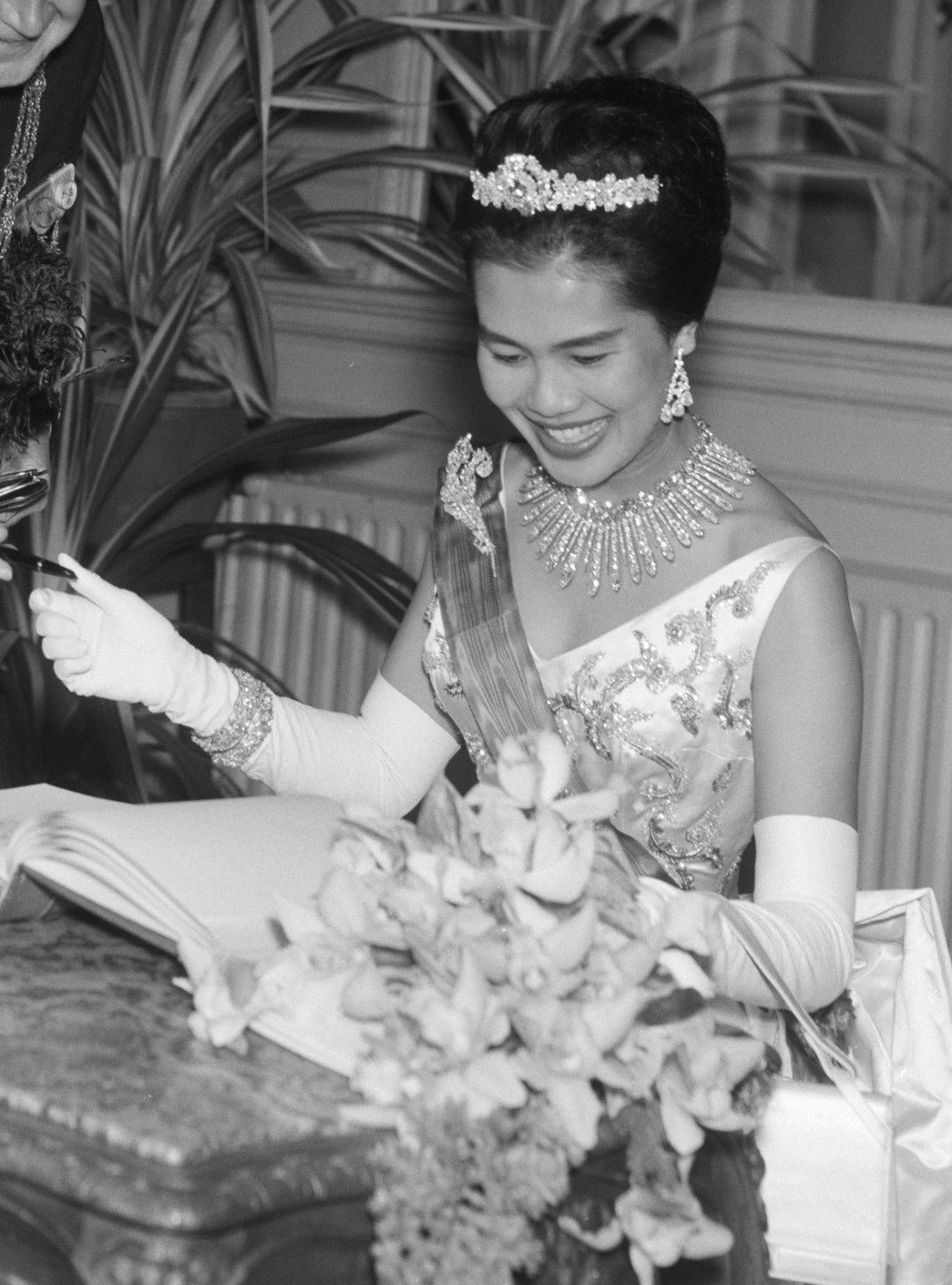 Queen Sirikit of Thailand signs a guest book before a gala concert in The Hague on October 25, 1960 (Joop van Bilsen/Anefo/Nationaal Archief/Wikimedia Commons)