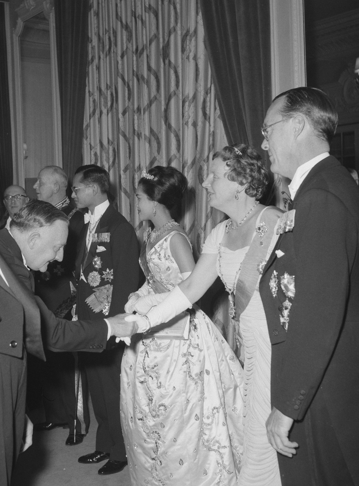 Queen Juliana and Prince Bernhard of the Netherlands host a gala concert for the visiting King and Queen of Thailand in The Hague on October 25, 1960 (Harry Pot/Anefo/Nationaal Archief/Wikimedia Commons)