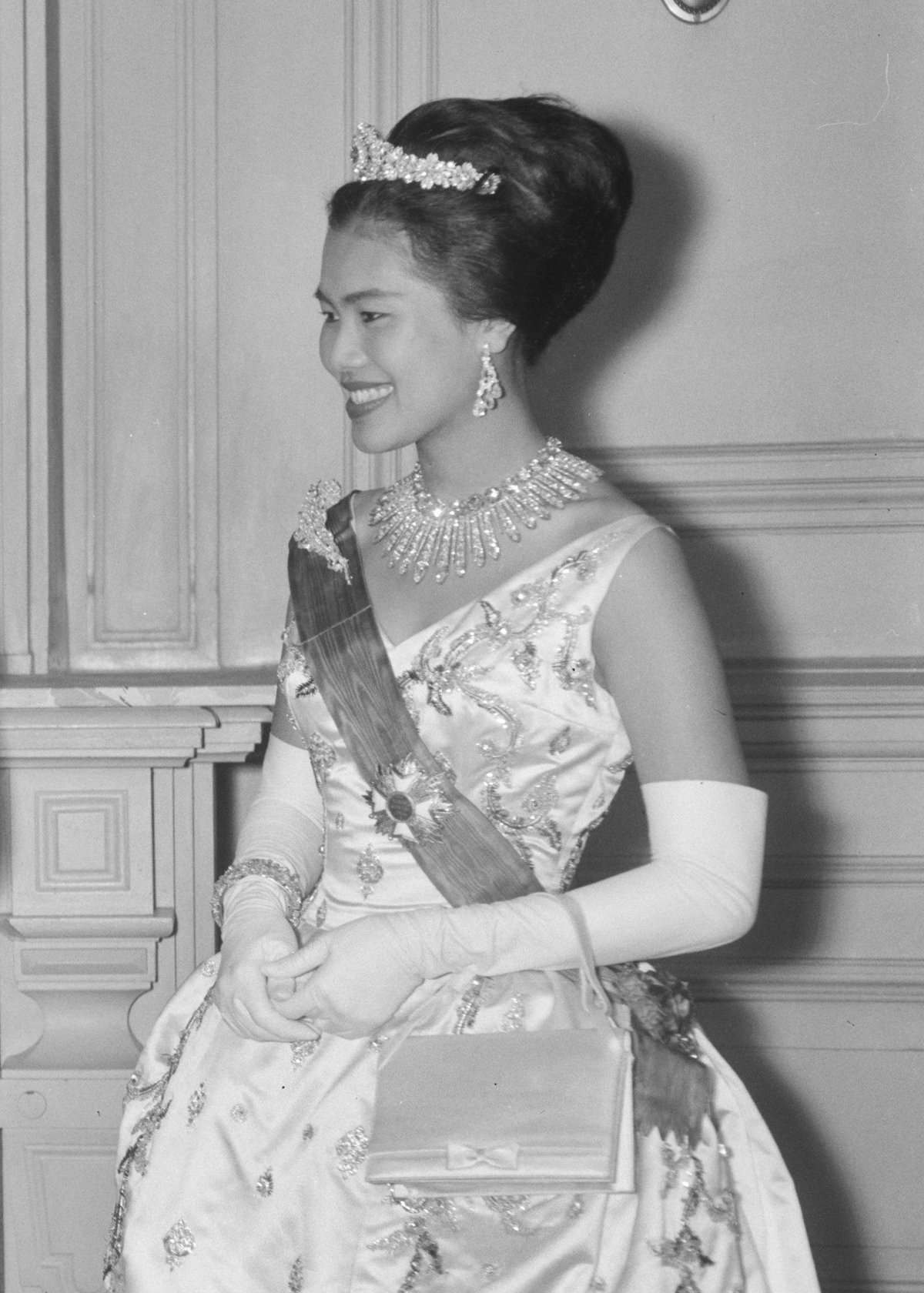 Queen Sirikit of Thailand attends a gala concert in The Hague on October 25, 1960 (Joop van Bilsen/Anefo/Nationaal Archief/Wikimedia Commons)