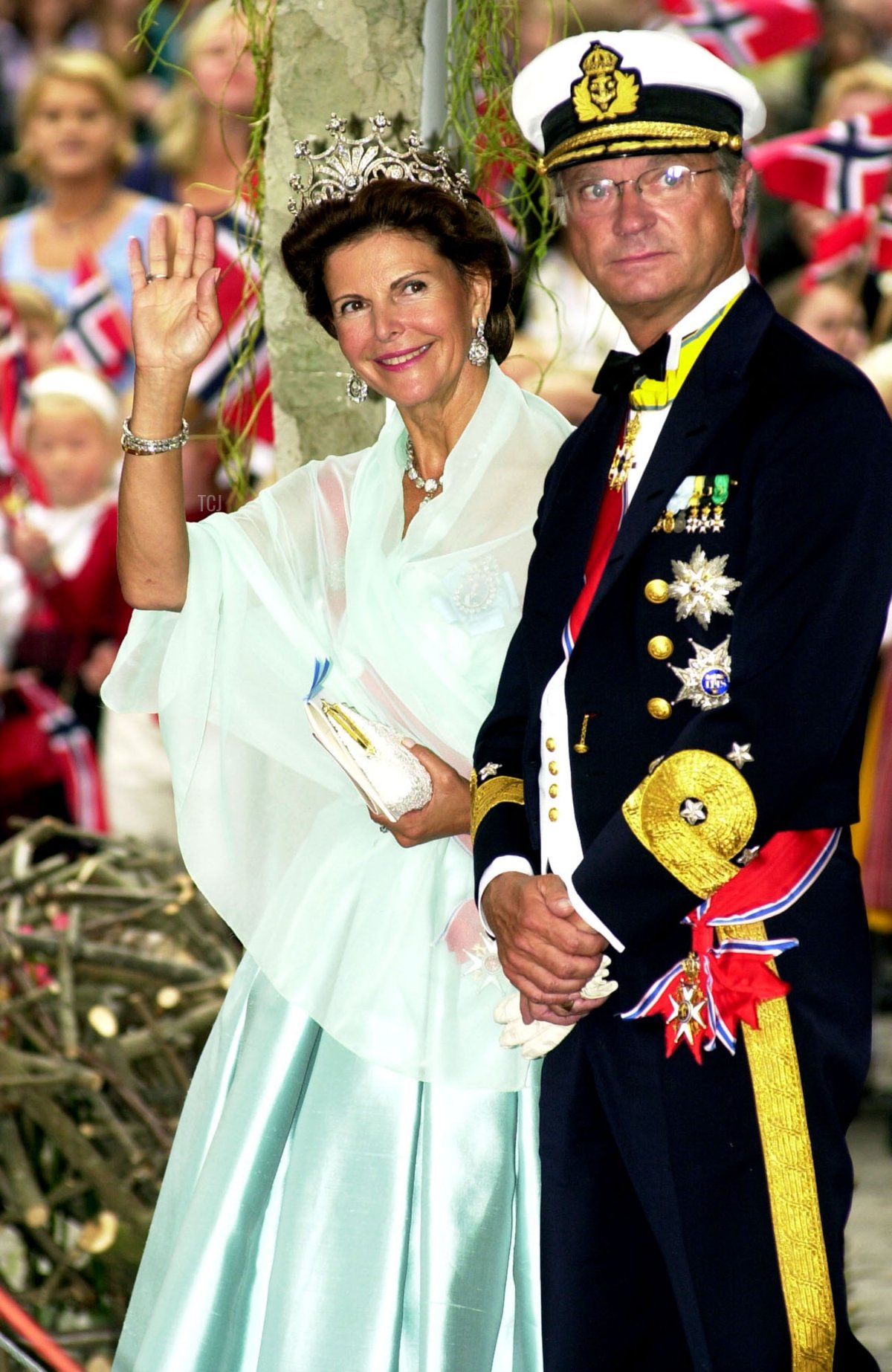 The King and Queen of Sweden attend the wedding of Crown Prince Haakon and Crown Princess Mette-Marit at Oslo Cathedral on August 25, 2001 (Anthony Harvey/Getty Images)