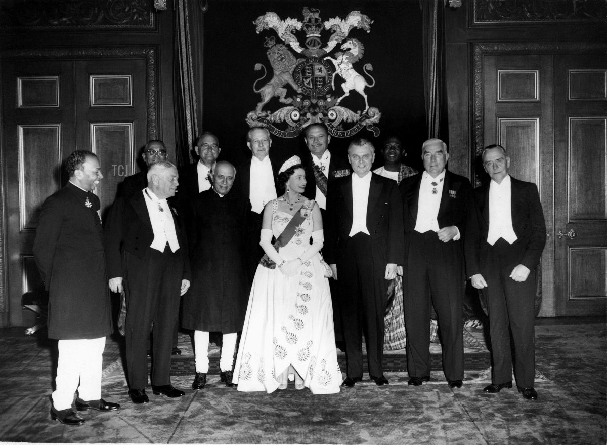 Queen Elizabeth II hosts a dinner for the prime ministers of Commonwealth nations at Windsor Castle, 1960 (ARCHIVIO GBB/Alamy)