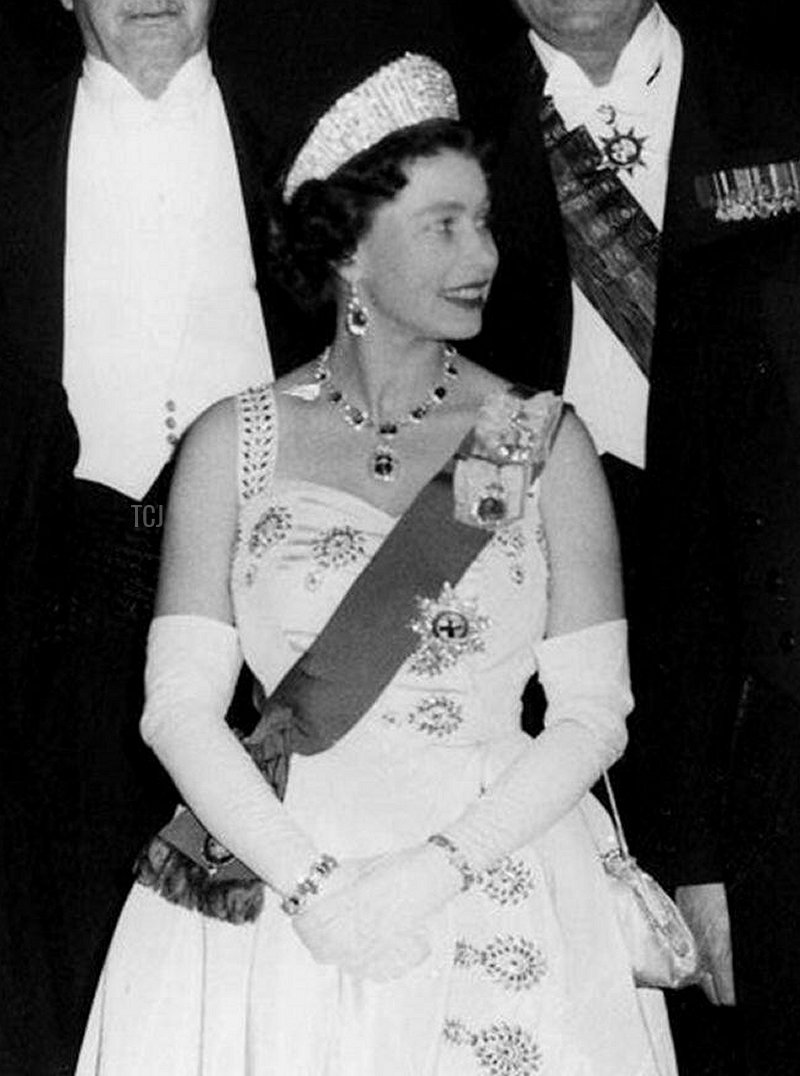 Queen Elizabeth II hosts a dinner for the prime ministers of Commonwealth nations at Windsor Castle, 1960 (ARCHIVIO GBB/Alamy)