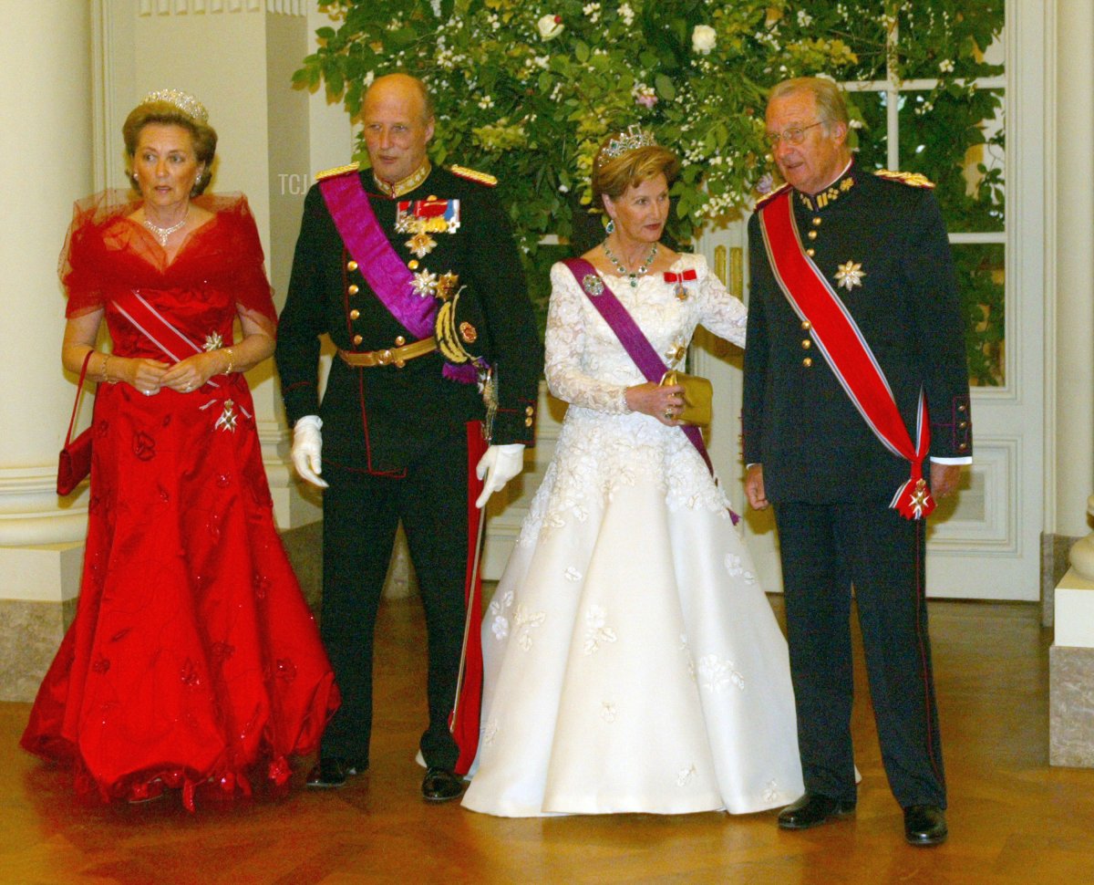 Queen Paola, King Harald V, Queen Sonja, and King Albert II attend a state banquet in Brussels on May 20, 2003 (Mark Renders/Getty Images)