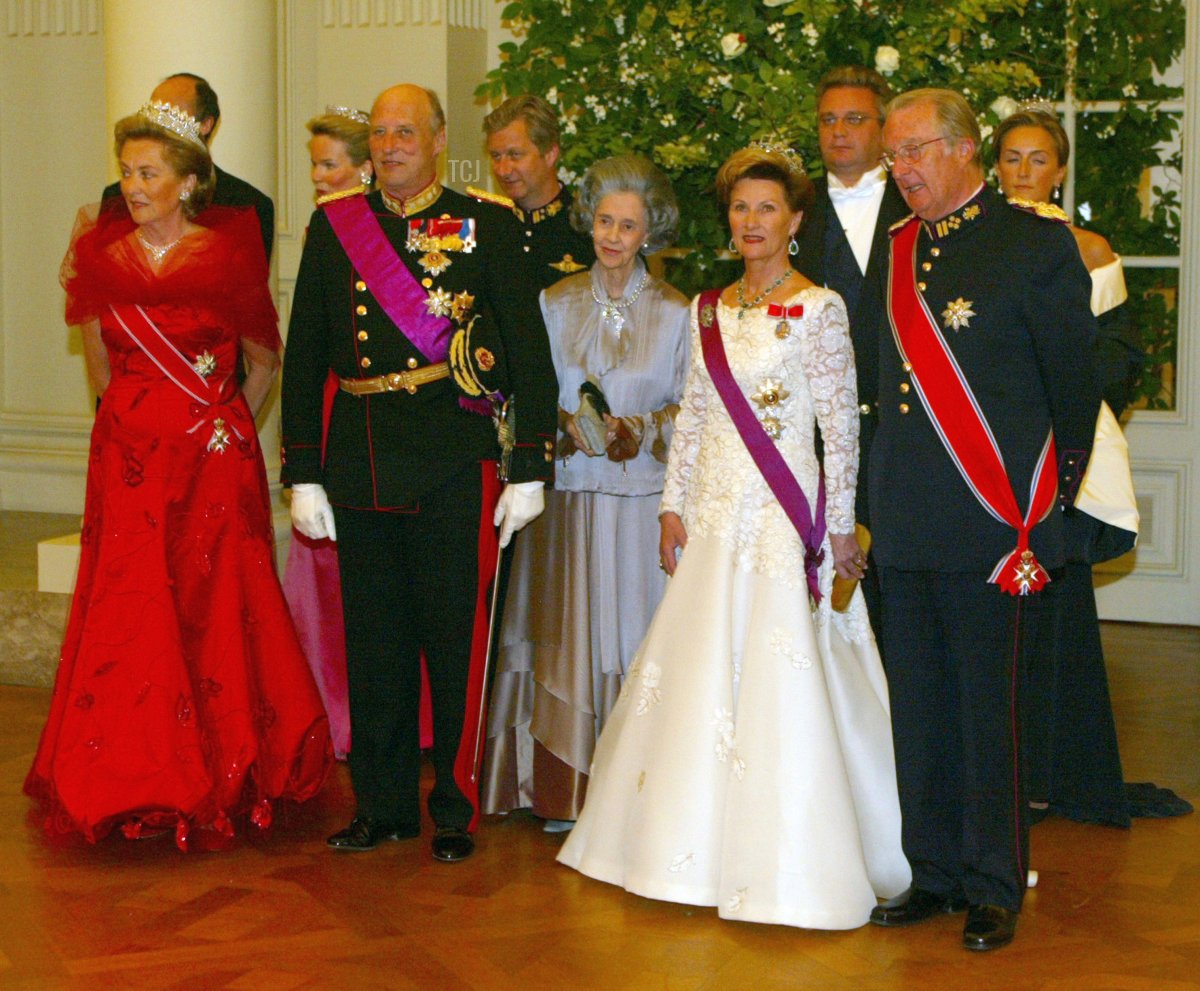 Queen Paola, Prince Lorenz, Princess Mathilde, King Harald V of Norway, Prince Philippe, Queen Fabiola, Queen Sonja of Norway, Prince Laurent, King Albert II, and Princess Claire attend a state banquet in Brussels on May 20, 2003 (Mark Renders/Getty Images)