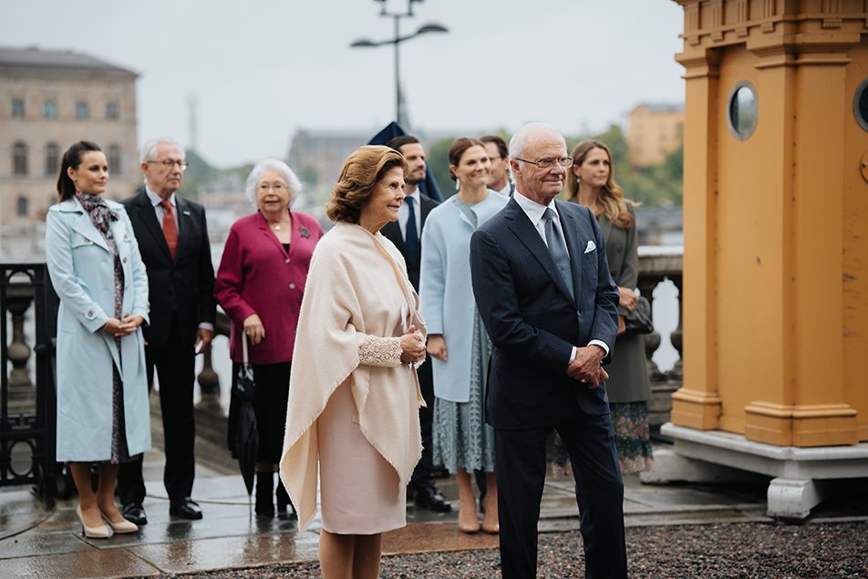 King Carl XVI Gustaf and Queen Silvia, with several other members of the royal family, receive a gift from the royal court staff at the Royal Palace in Stockholm, September 13, 2023 (Clément Morin/The Royal Palace)