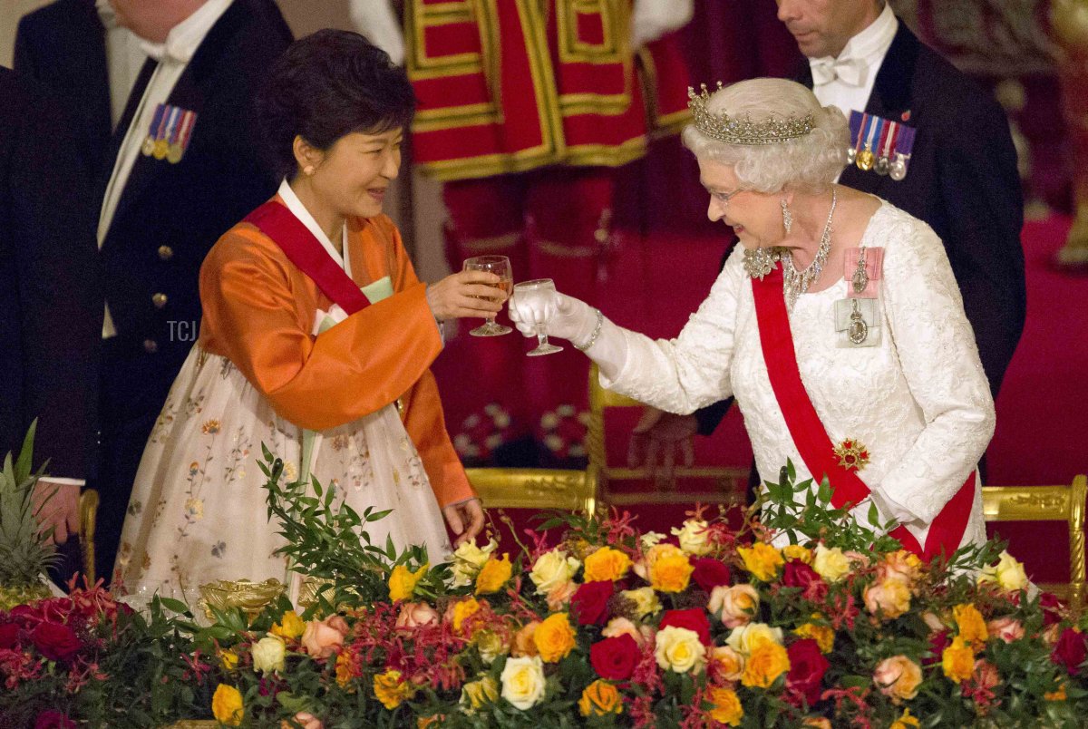 Queen Elizabeth II toasts with South Korean President Park Geun-Hye during a state banquet at Buckingham Palace in London on November 5, 2013 (Neil Hall-WPA Pool/Getty Images)