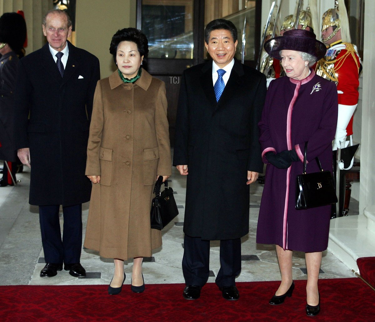 Queen Elizabeth II and the Duke of Edinburgh welcome South Korean President Roh Moo-Hyun and his wife, Kwon Yang-Sook, to Buckingham Palace for a state visit on December 1, 2004 (ADRIAN DENNIS/AFP via Getty Images)