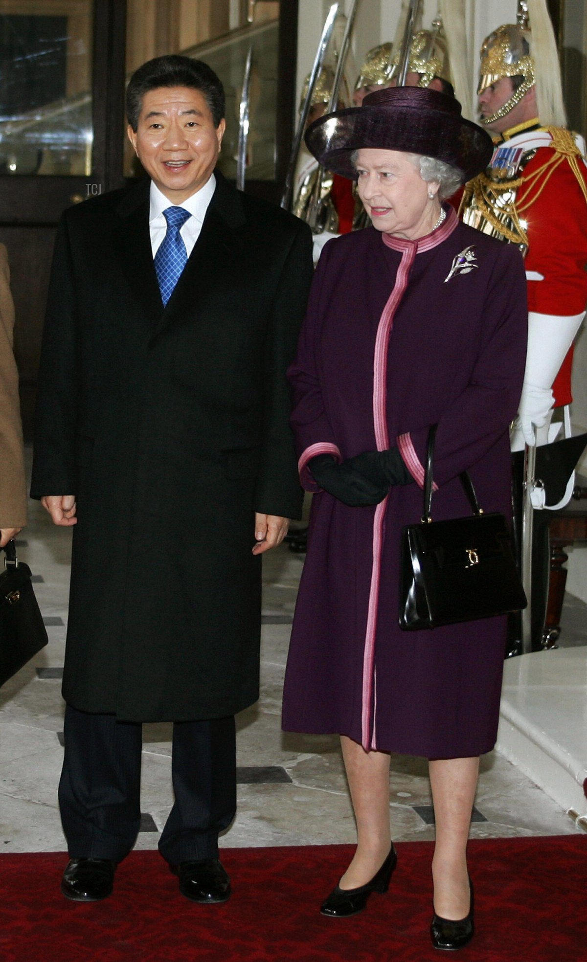 Queen Elizabeth II welcomes South Korean President Roh Moo-Hyun to Buckingham Palace for a state visit on December 1, 2004 (ADRIAN DENNIS/AFP via Getty Images)