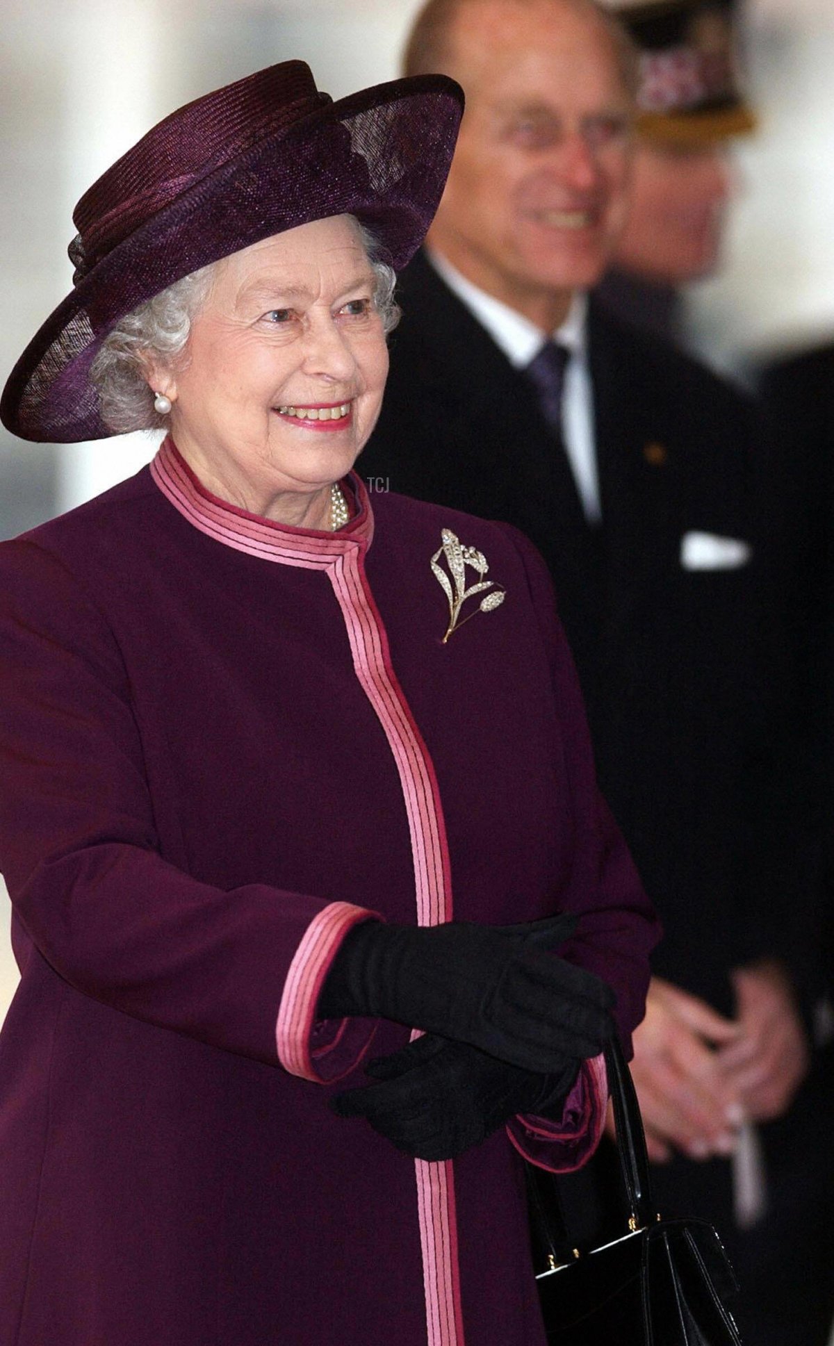Queen Elizabeth II is pictured at Buckingham Palace during the official welcome ceremony at the start of the South Korean state visit on December 1, 2004 (MATTHEW FEARN/AFP via Getty Images)
