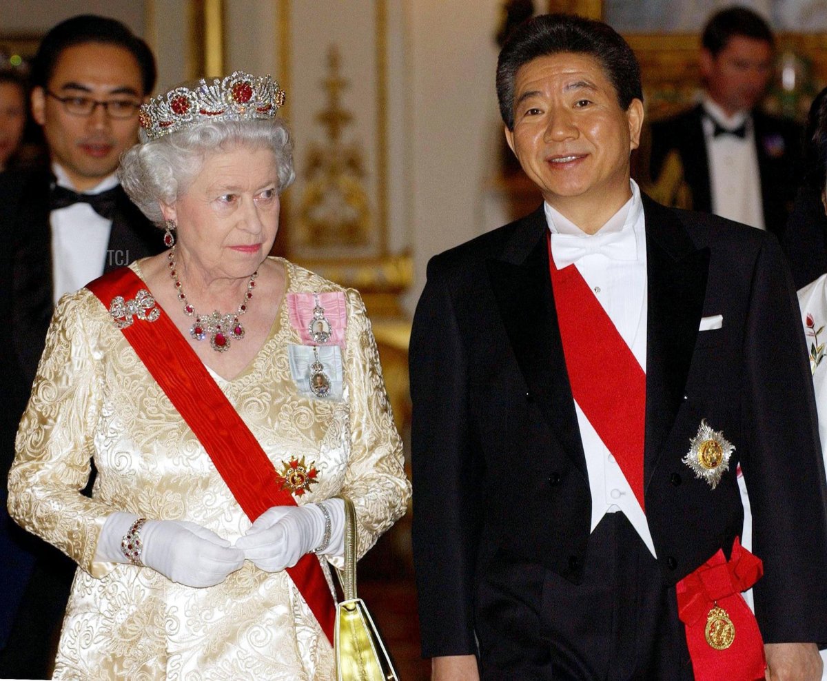 Queen Elizabeth II hosts a state banquet at Buckingham Palace for South Korean President Roh Moo-Hyun on December 1, 2004 (FIONA HANSON/AFP via Getty Images)