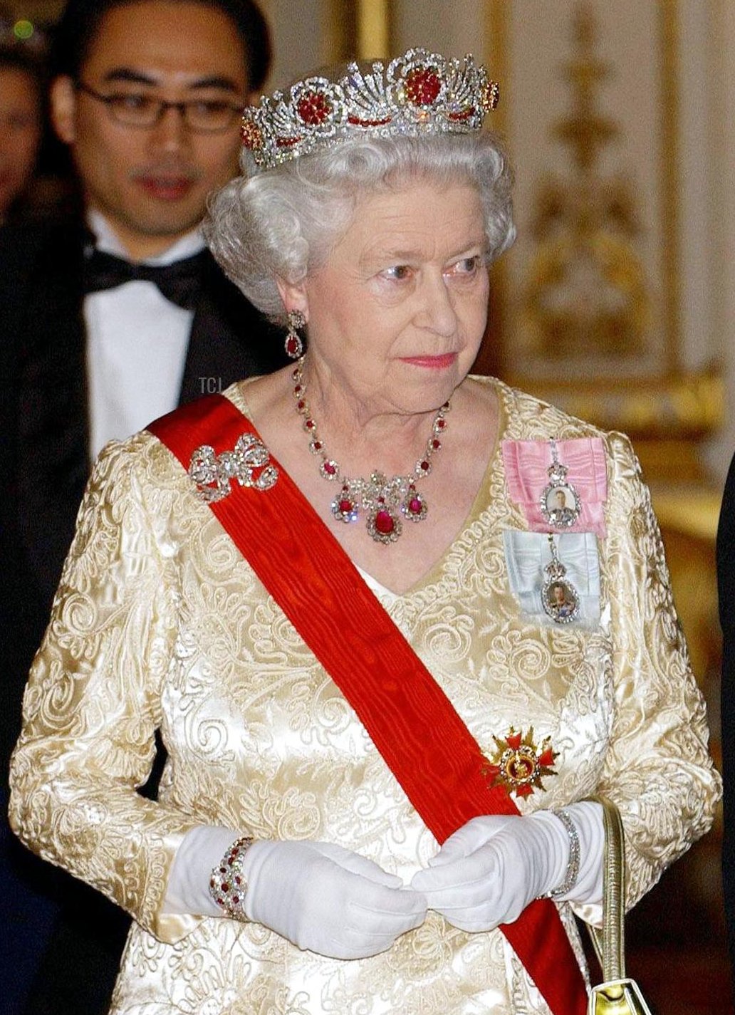 Queen Elizabeth II hosts a state banquet at Buckingham Palace for South Korean President Roh Moo-Hyun on December 1, 2004 (FIONA HANSON/AFP via Getty Images)
