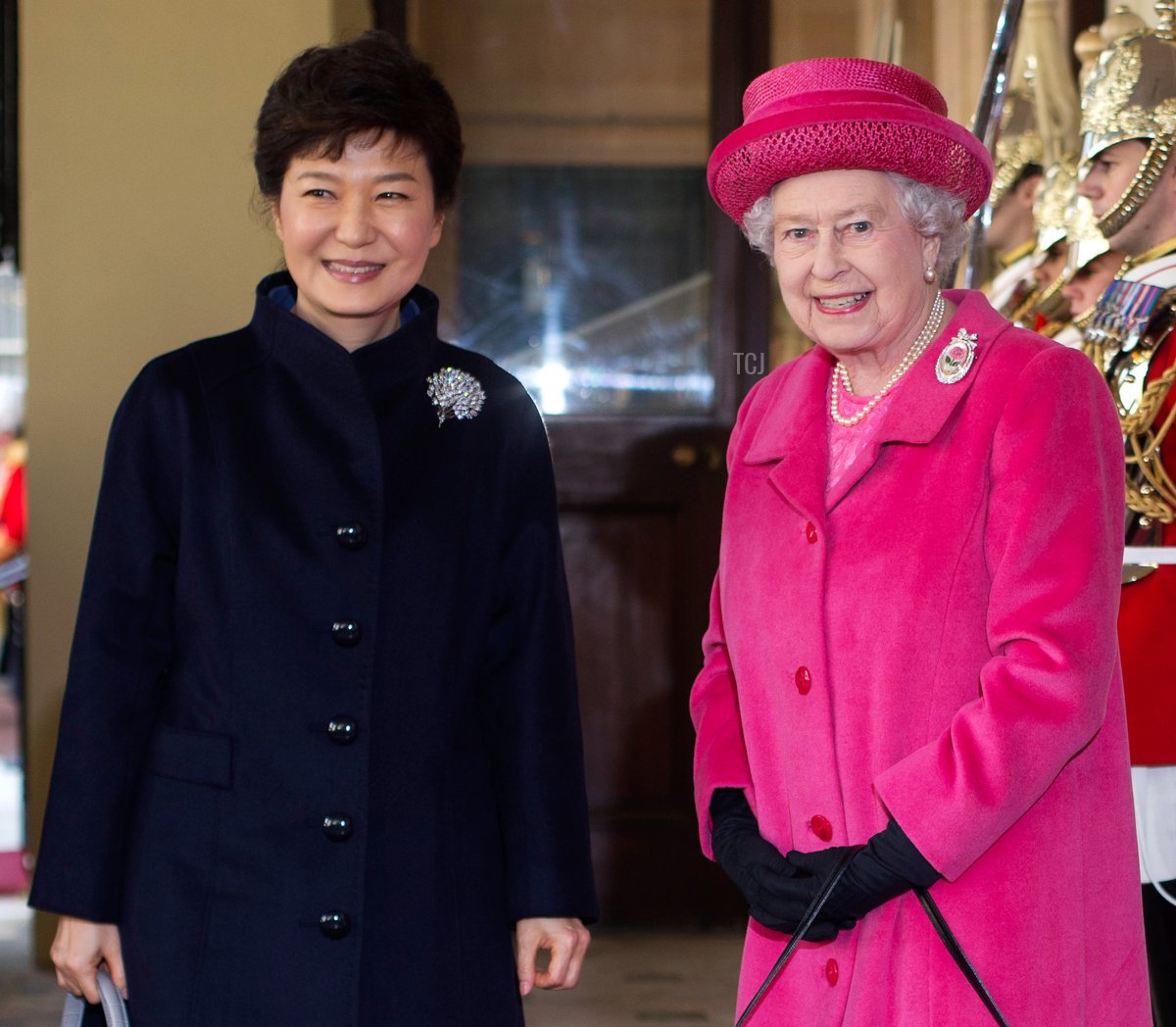 Queen Elizabeth II welcomes South Korean President Park Geun-Hye to Buckingham Palace for a state visit on November 5, 2013 (Alastair Grant - WPA Pool/Getty Images)