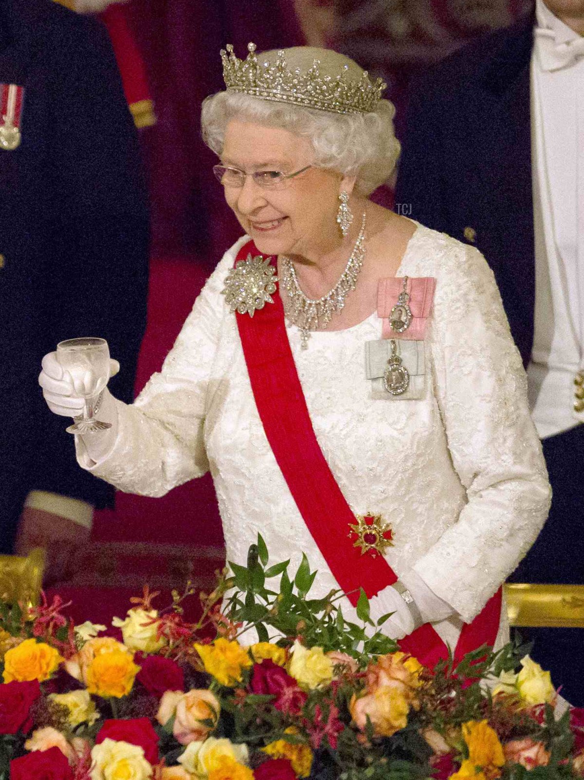 Queen Elizabeth II toasts during a state banquet at Buckingham Palace in London given for South Korean President Park Geun-Hye on November 5, 2013 (Neil Hall-WPA Pool/Getty Images)