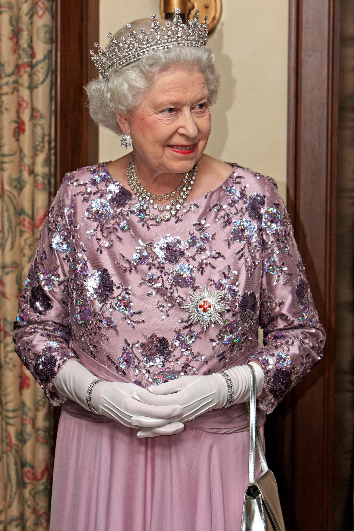 Queen Elizabeth II attends a banquet at Tucker's Point during her visit to Bermuda, November 2009 (Chris Radburn/PA Images/Alamy)