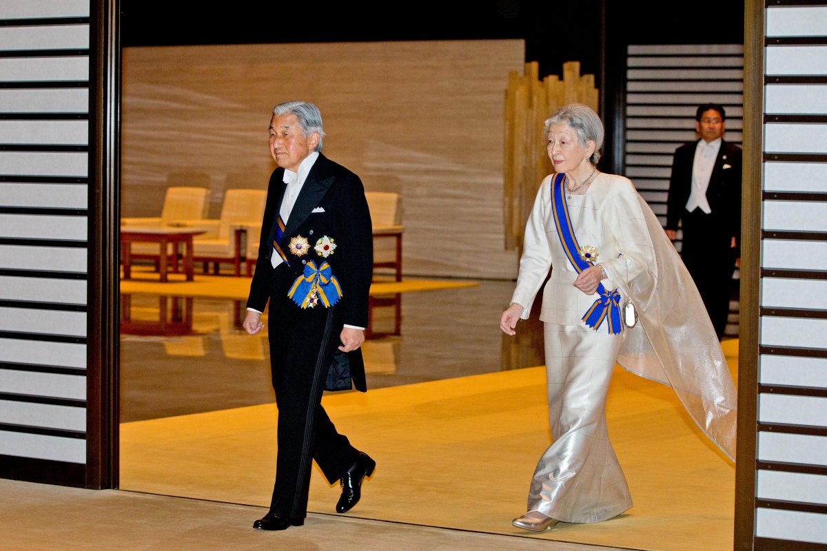 Emperor Akihito and Empress Michiko of Japan attend a state dinner at the Imperial Palace in Tokyo during the Dutch state visit to Japan on October 29, 2014 (Patrick van Katwijk/DPA Picture Alliance/Alamy)