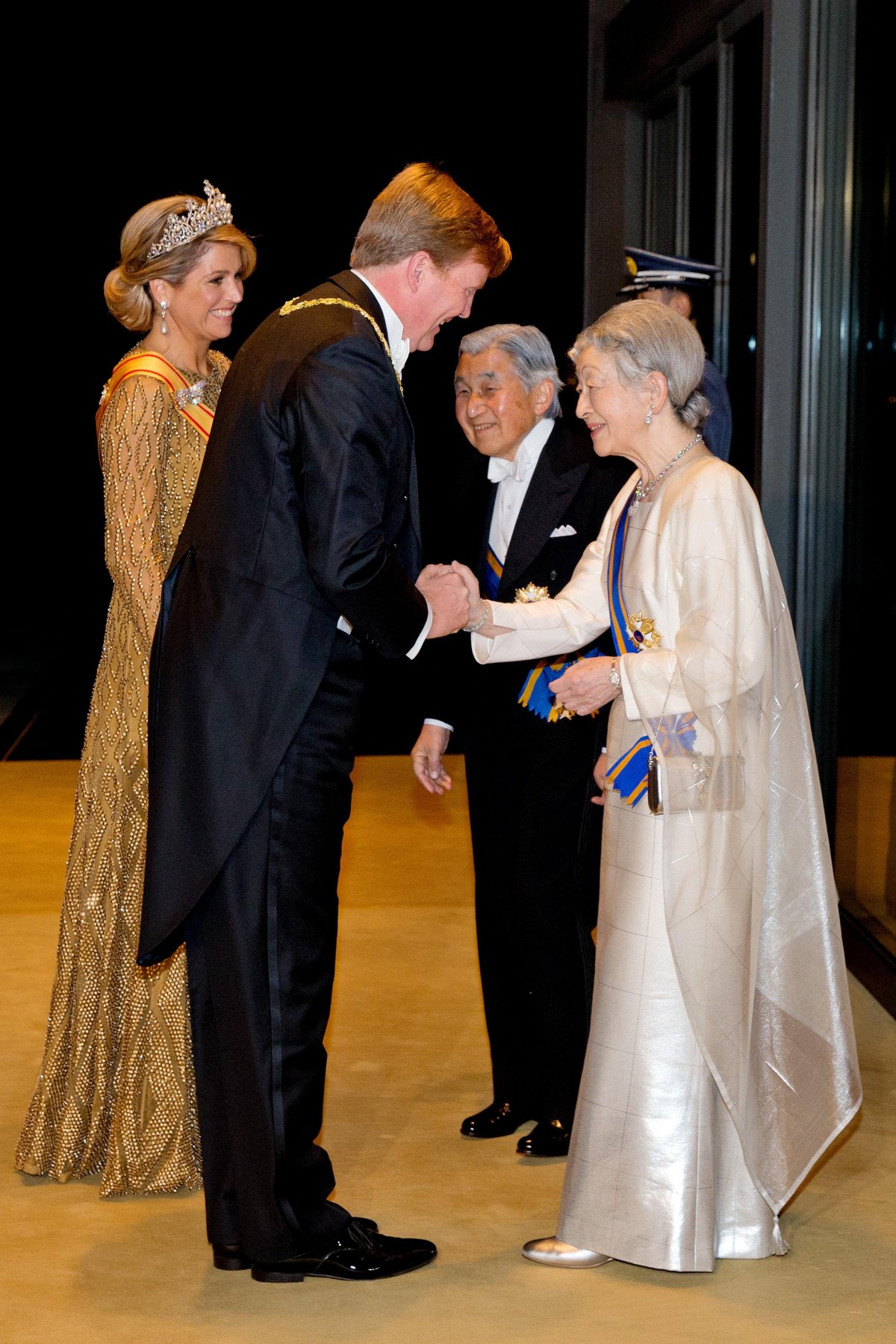 Emperor Akihito and Empress Michiko of Japan greet King Willem-Alexander and Queen Maxima of the Netherlands ahead of a state dinner at the Imperial Palace in Tokyo during the Dutch state visit to Japan on October 29, 2014 (Patrick van Katwijk/DPA Picture Alliance/Alamy)