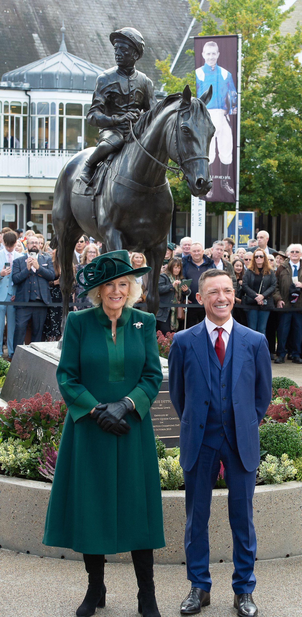 Queen Camilla and Frankie Dettori pose with his newly-unveiled statue on QIPCO British Champions Day at Ascot Racecourse on October 21, 2023 (Maureen McLean/Alamy)
