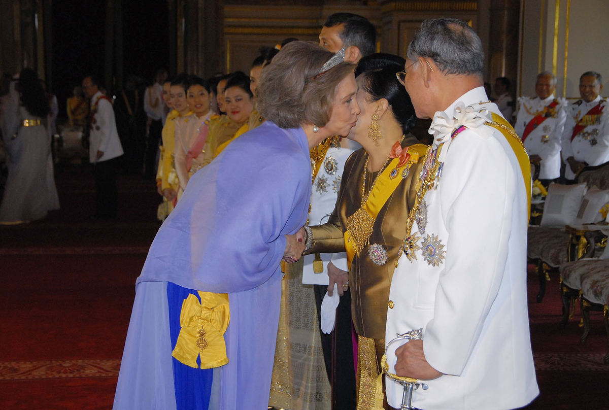 Queen Sofia of Spain greets King Bhumibol Adulyadej and Queen Sirikit of Thailand during his Diamond Jubilee celebrations in Bangkok on June 12, 2006 (Pool/Getty Images)