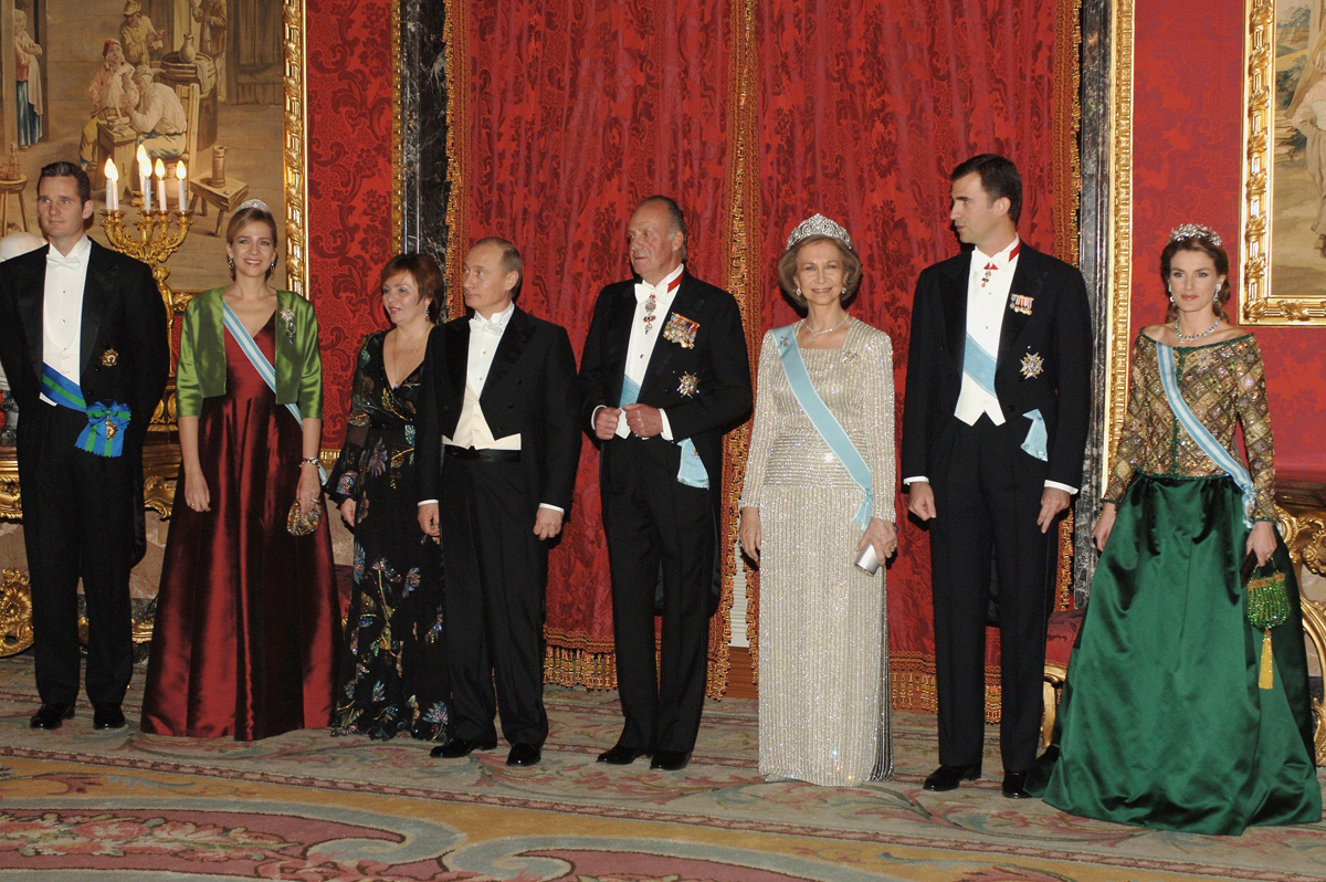 King Juan Carlos and Queen Sofia of Spain, with the Prince and Princess of Asturias, Infanta Cristina, and Inaki Urdangarin, host a state banquet at the Royal Palace in Madrid during the Russian state visit to Spain on February 8, 2006 (Carlos Alvarez/Getty Images)