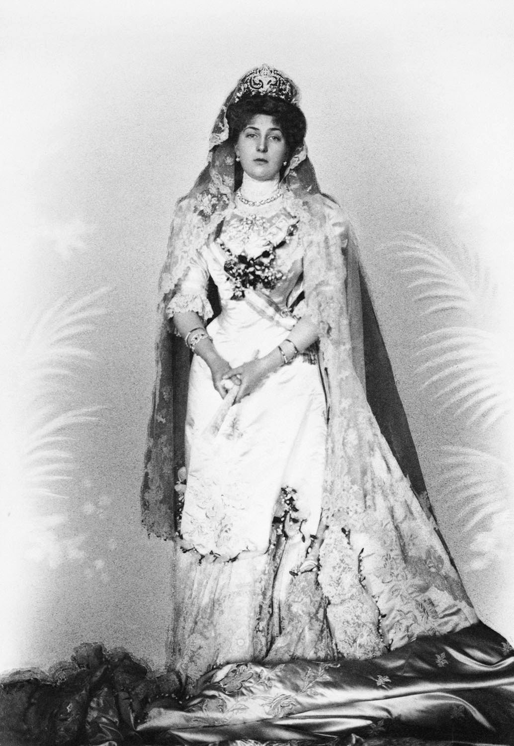 Queen Victoria Eugenie of Spain is pictured in her wedding dress, 1906 (Wikimedia Commons)