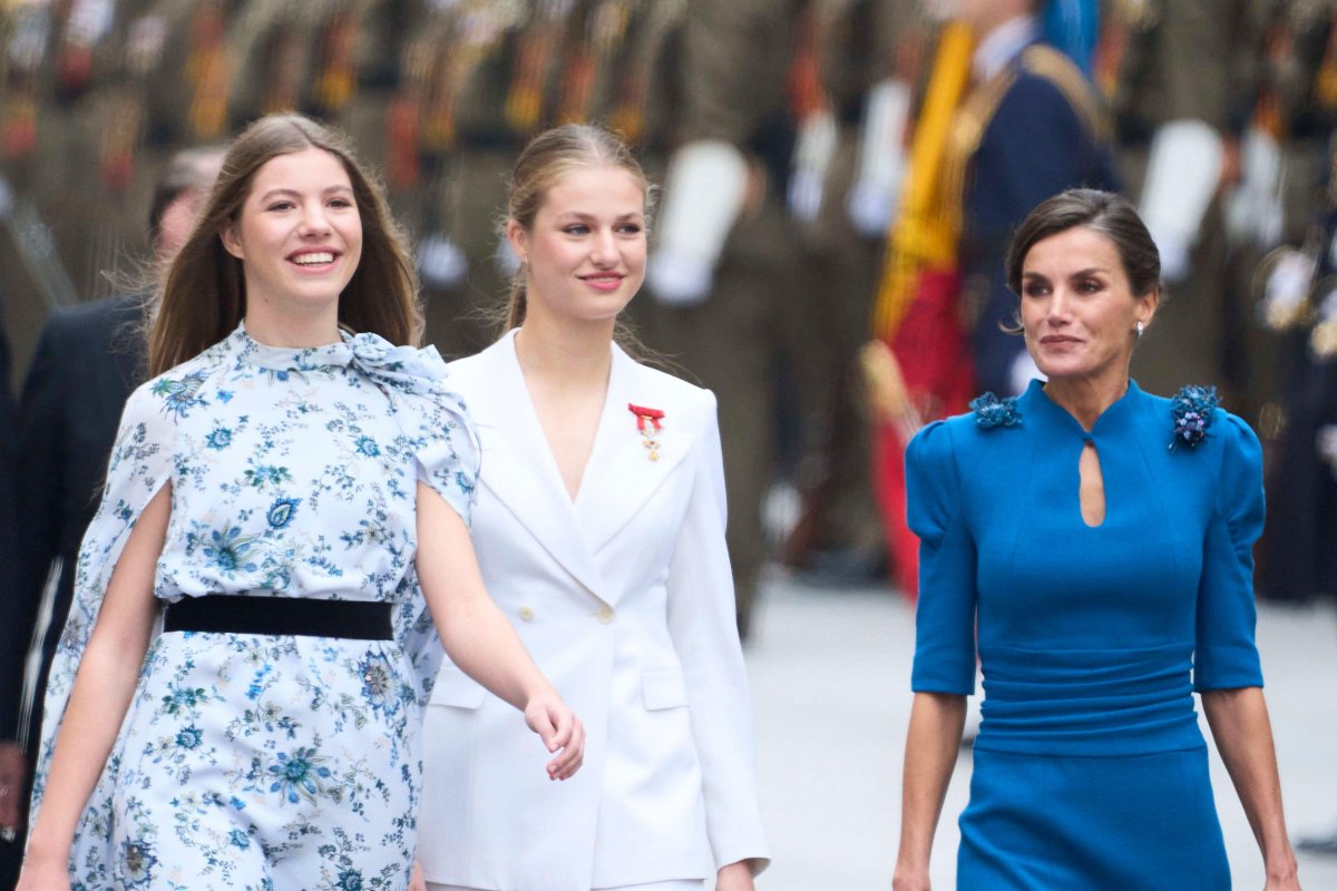 The Princess of Asturias, with the Queen of Spain and Infanta Sofia, arrives at the Cortes Generales in Madrid for a ceremony marking her official oath of allegiance to the Spanish constitution, October 31, 2023 (agefotostock/Alamy)