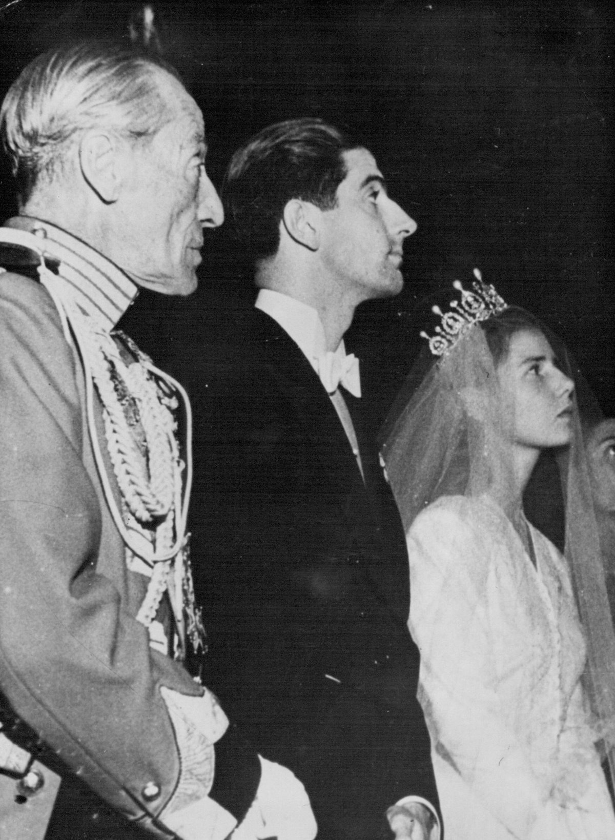 The Duke of Alba stands beside his daughter, Cayetana, and her new husband, Luis Martínez de Irujo y Artázcoz, on their wedding day, October 12, 1947 (SuperStock/Alamy)