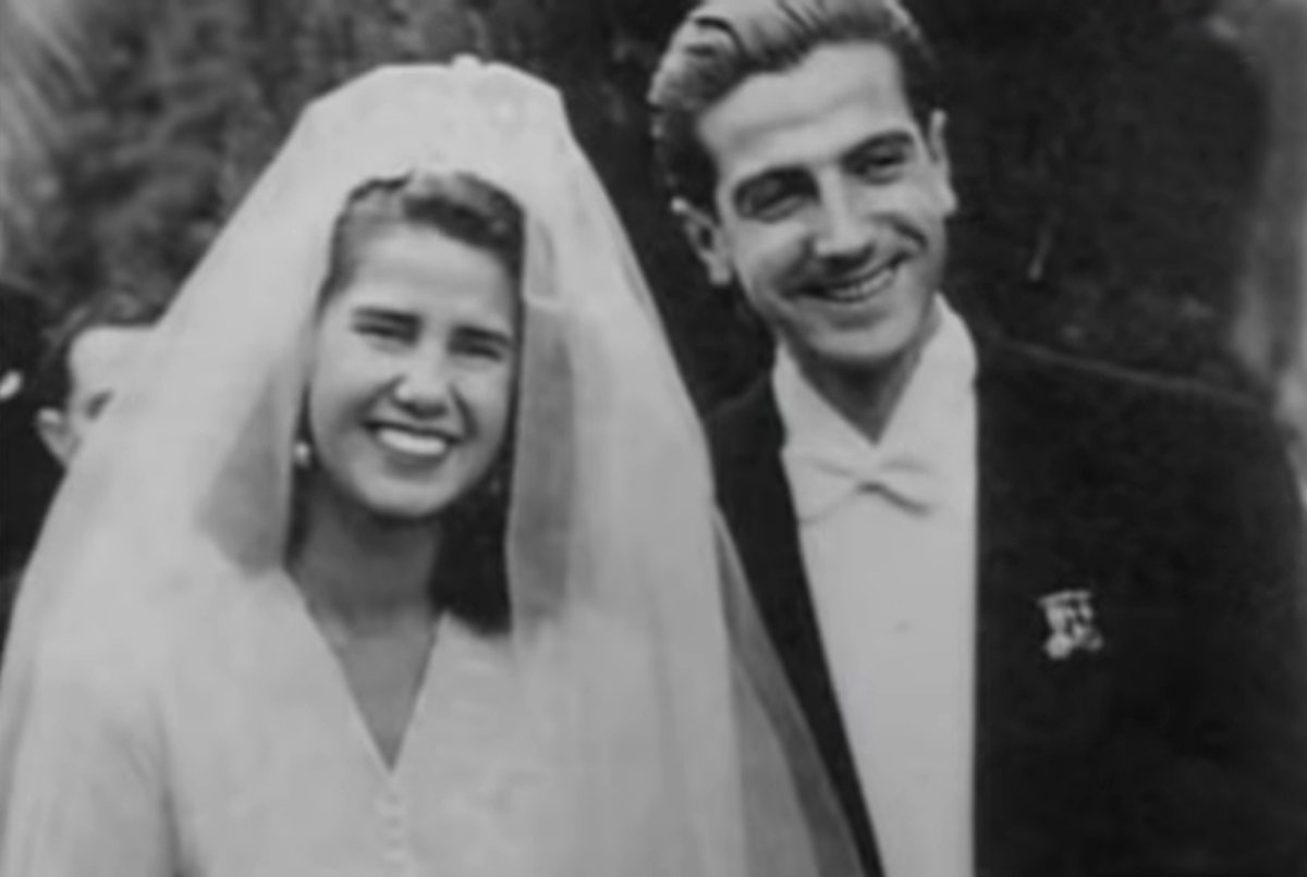 Cayetana, the daughter and heir of the Duke of Alba, stands beside her new husband, Luis Martínez de Irujo y Artázcoz, on their wedding day, October 12, 1947 (euronews/screencapture)