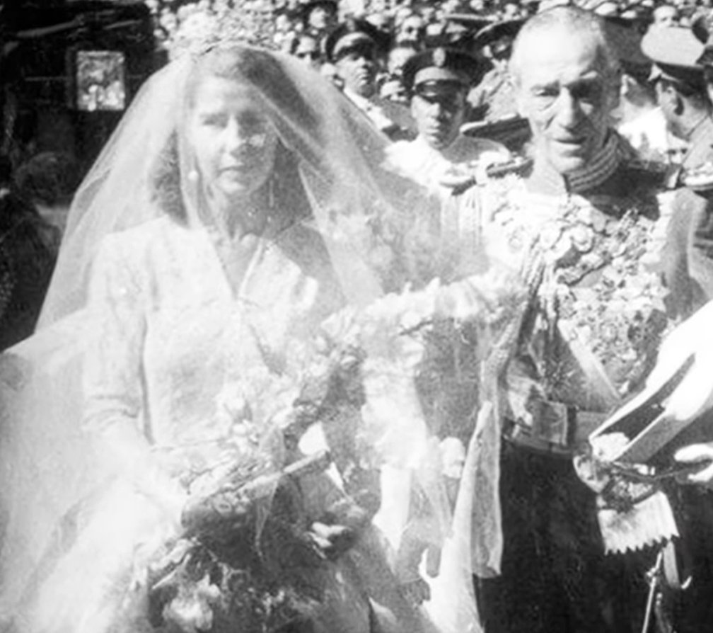 Cayetana, the daughter and heir of the Duke of Alba, arrives with her father for her wedding to Luis Martínez de Irujo y Artázcoz, October 12, 1947 (euronews/screencapture)