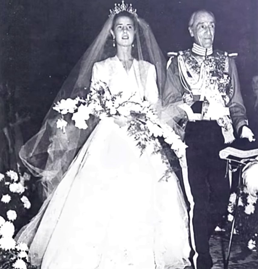 Cayetana, the daughter and heir of the Duke of Alba, arrives with her father for her wedding to Luis Martínez de Irujo y Artázcoz, October 12, 1947 (euronews/screencapture)