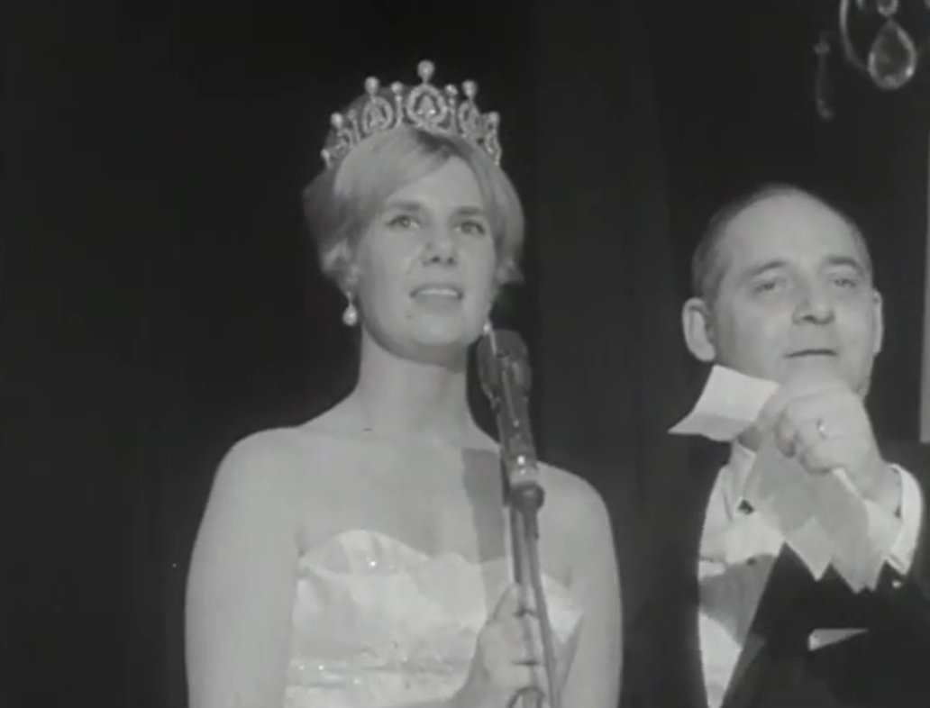 The Duchess of Alba attends a charity ball in New York, December 1959 (British Pathe/screencapture)